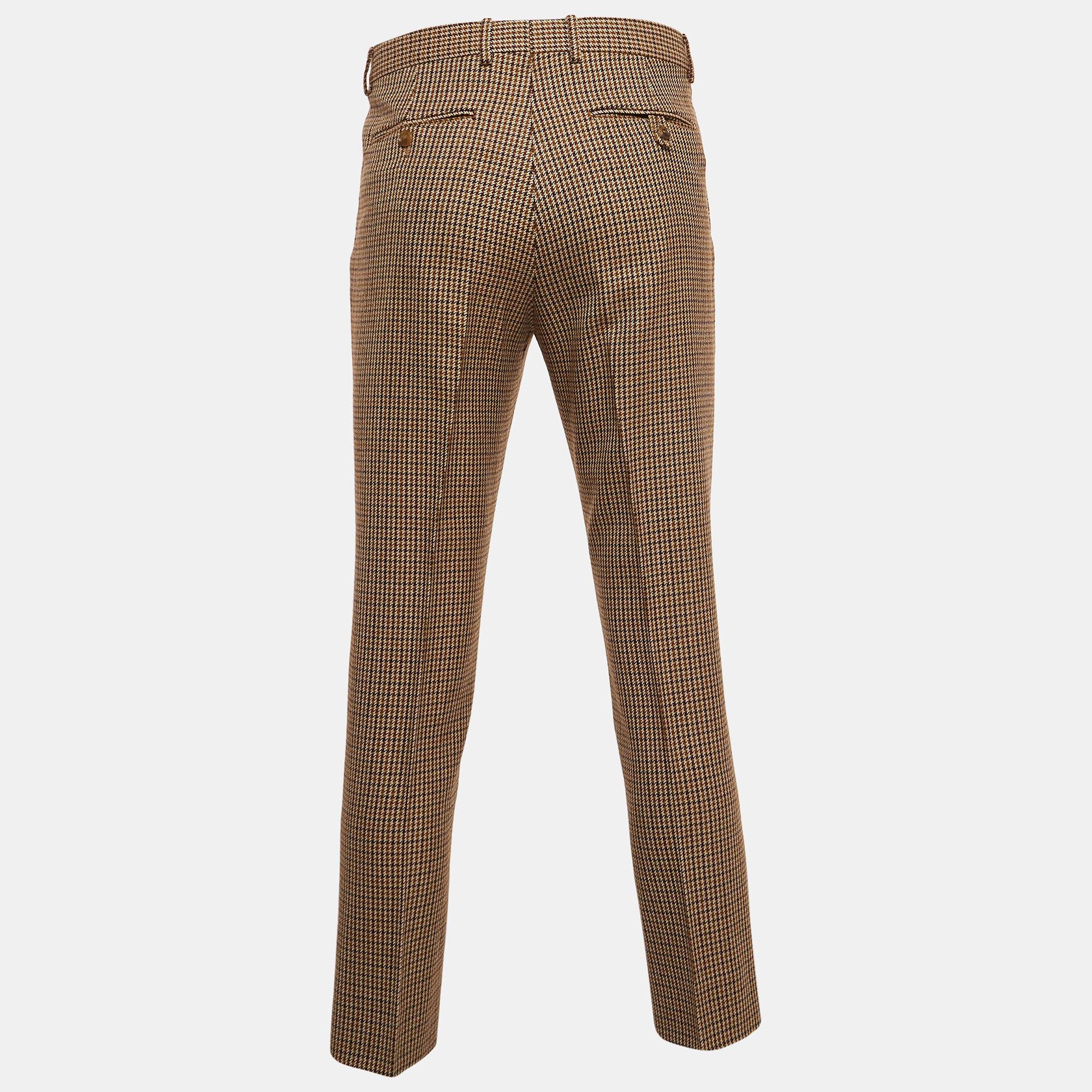 Enhance your formal attire with this pair of Gucci trousers. Designed into a superb silhouette and fit, this pair of trousers will definitely make you look elegant.

