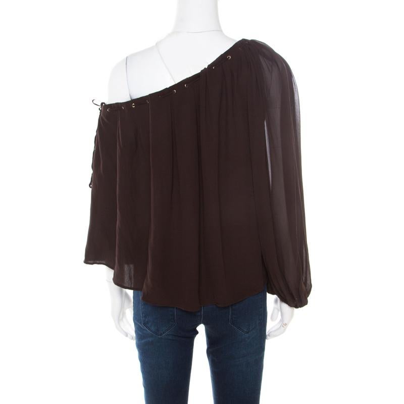 This Gucci top exhibits mastery in crafting classic silhouettes. brown in color, it would go well with almost all your denims. Tailored in silk, it is designed with a one shoulder design, long sleeves and a relaxed shape. This amazing top, styled