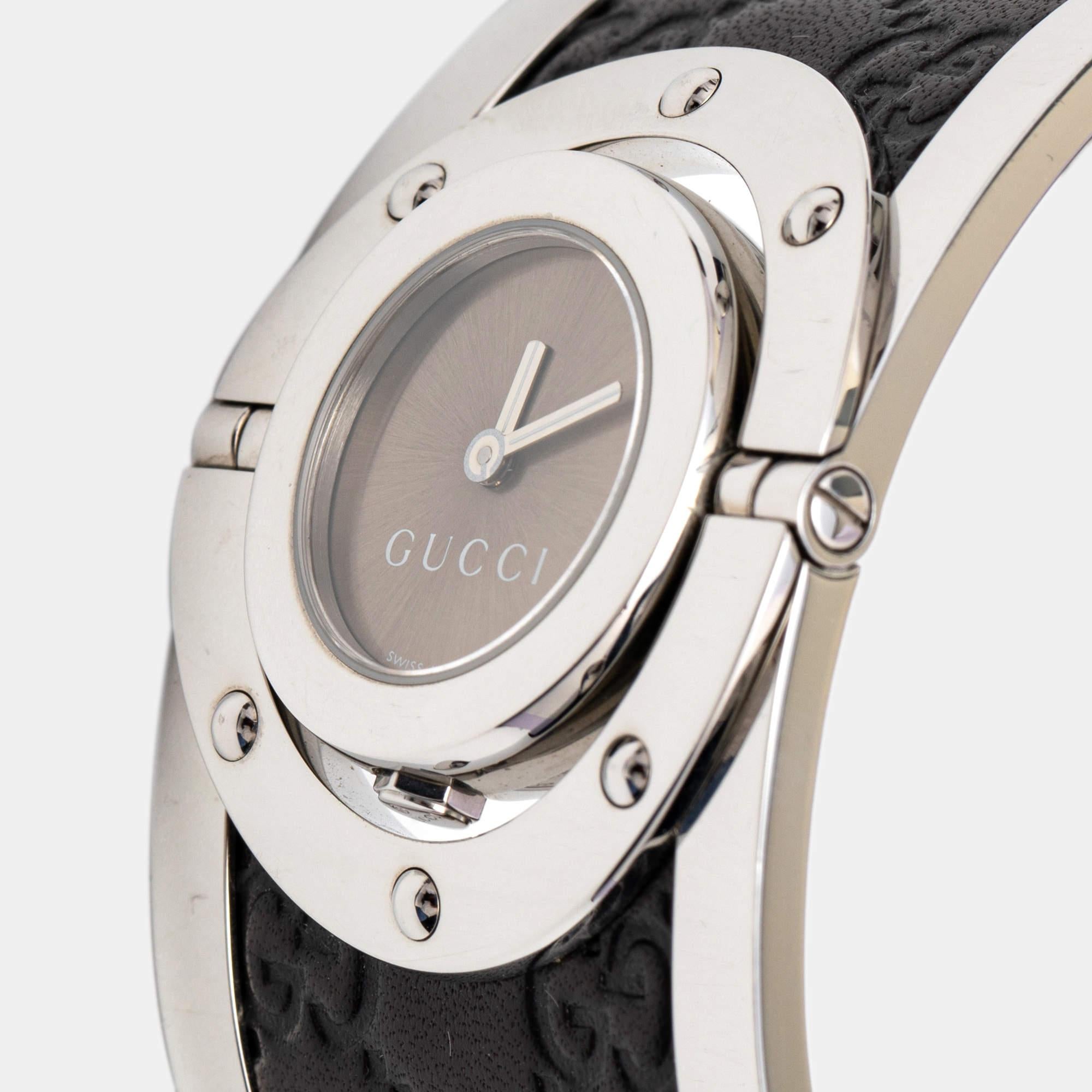 Stunningly crafted, this Gucci Twirl watch is the choice of a modern woman. The timepiece carries artistic craftsmanship of stainless steel & leather along with beautiful detailing like the plain brown dial and two hands. The round case can be