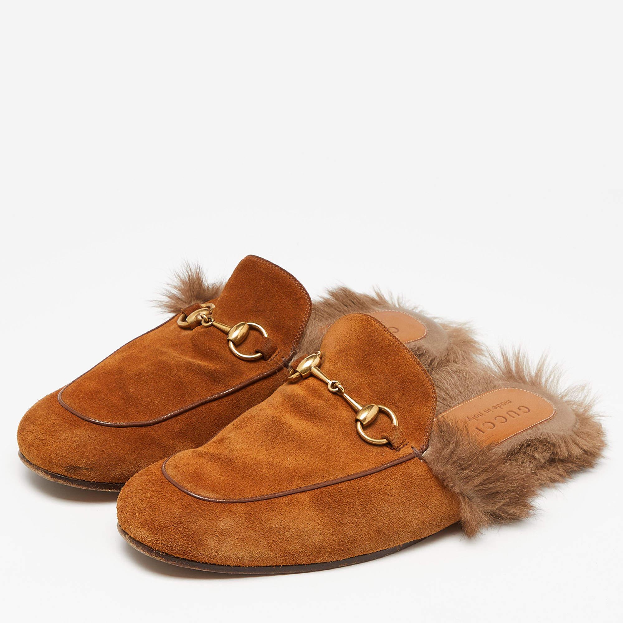 Gucci Brown Suede and Fur Lined Princetown Flat Mules Size 42 In Good Condition For Sale In Dubai, Al Qouz 2