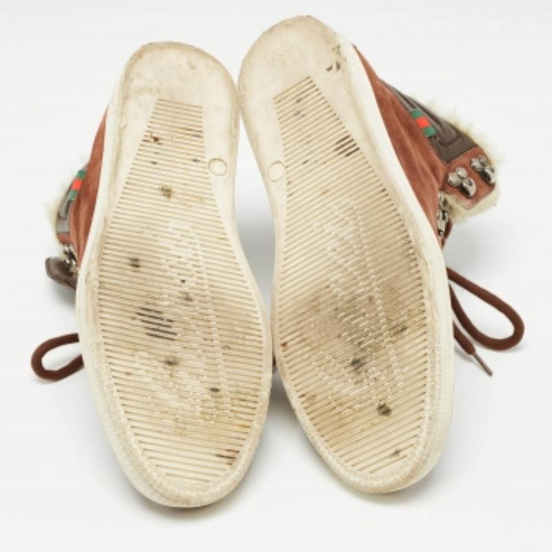 Ricche di stile e comfort, queste sneakers Gucci sono delicate per i piedi e ti permettono di scivolare durante la giornata. Hanno una tomaia elegante con chiusura a lacci e poggiano su una resistente suola in gomma.