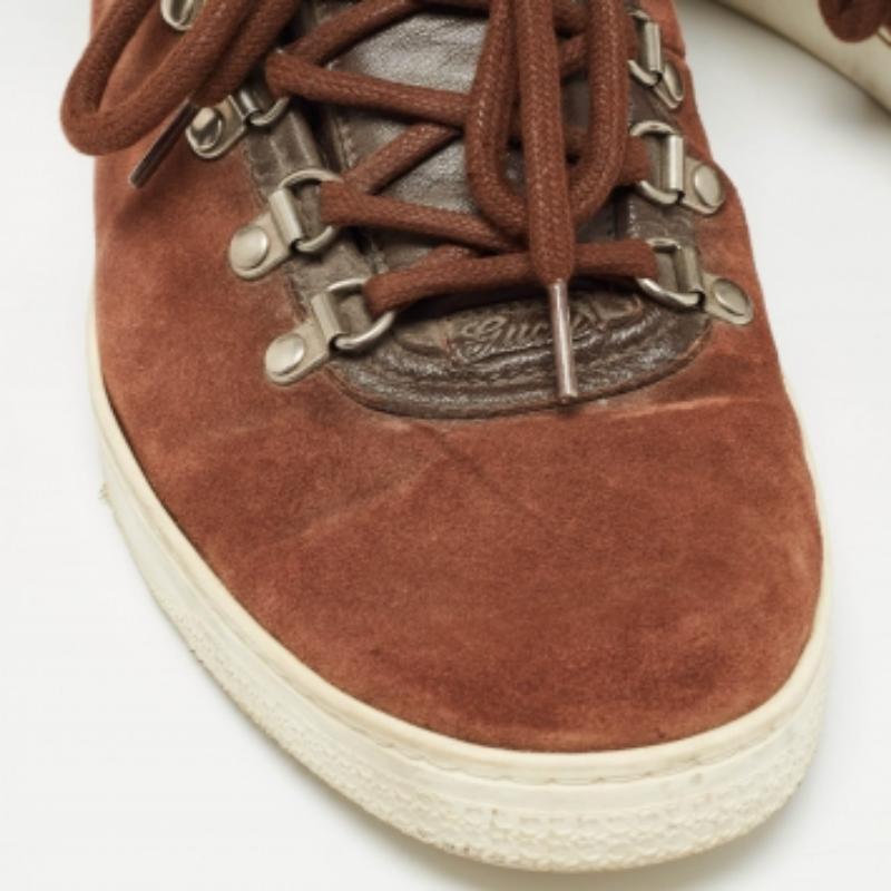 Uomo Gucci, scarpe da ginnastica alte in pelle scamosciata e pelliccia marrone taglia 43 in vendita