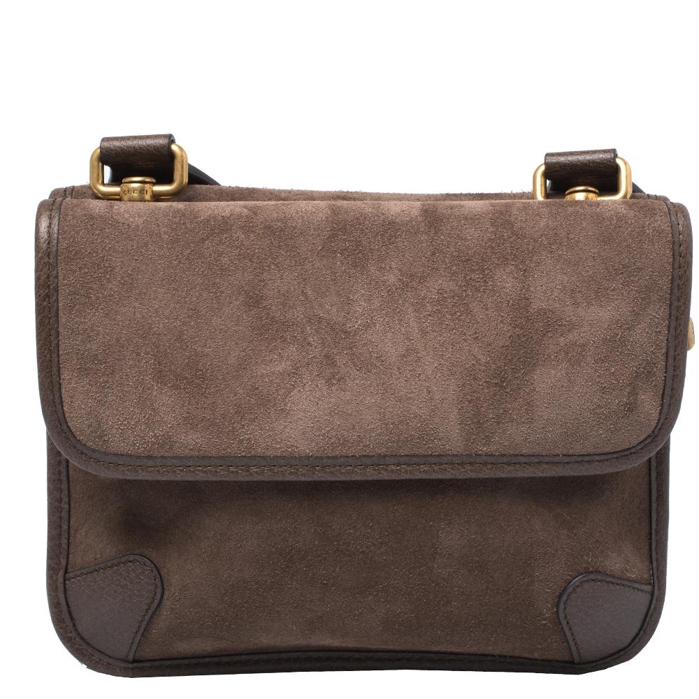 Jede moderne Garderobe braucht eine Gucci-Handtasche wie diese. Diese schicke Neo Crossbody-Tasche ist aus hochwertigem Veloursleder & gefertigt und in einem schönen Braunton gehalten. Sie ist mit einer Frontklappe ausgestattet:: die das Markenlogo