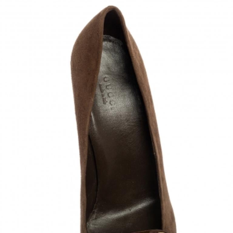 Estos elegantes zapatos de salón de Gucci están fabricados en ante marrón. Puntera cubierta, charol con detalle de hebilla con logotipo y tacón de 9 cm completan el diseño.