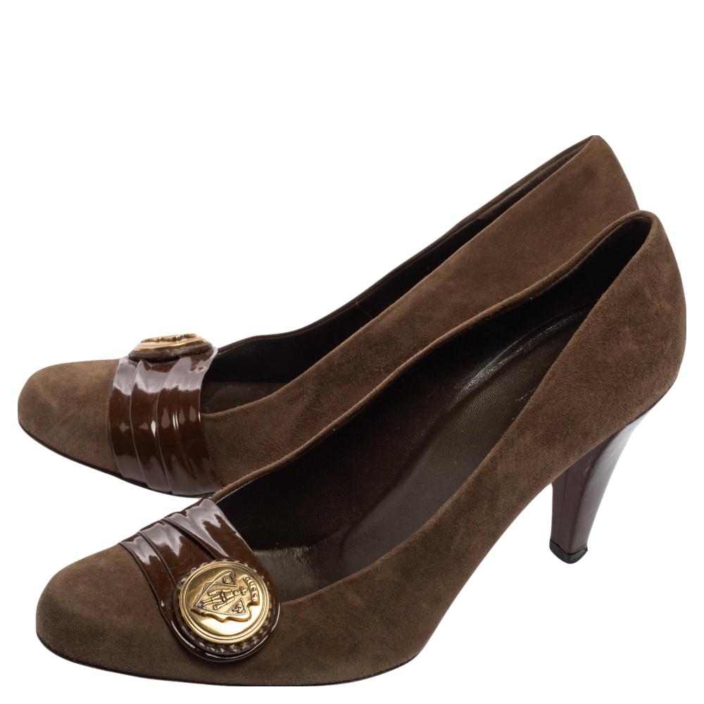 Black Gucci Brown Suede And Pleated Patent Leather Logo Buckle Pumps Size 38.5 For Sale