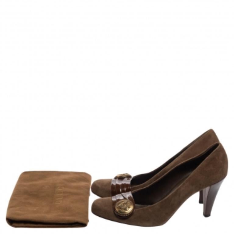 Gucci Brown Suede And Pleated Patent Leather Logo Buckle Pumps Size 38.5 en Bueno estado para la venta en Dubai, Al Qouz 2