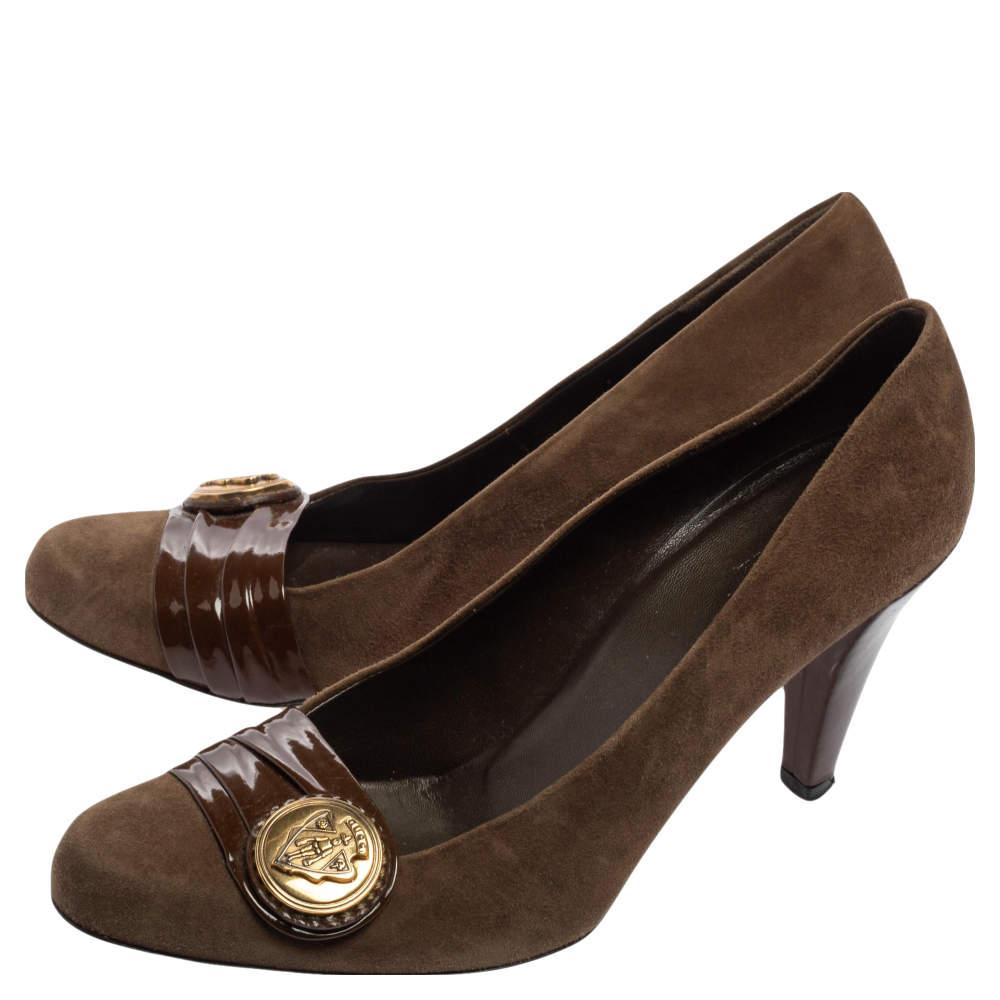Gucci Brown Suede And Pleated Patent Leather Logo Buckle Pumps Size 38.5 In Good Condition For Sale In Dubai, Al Qouz 2