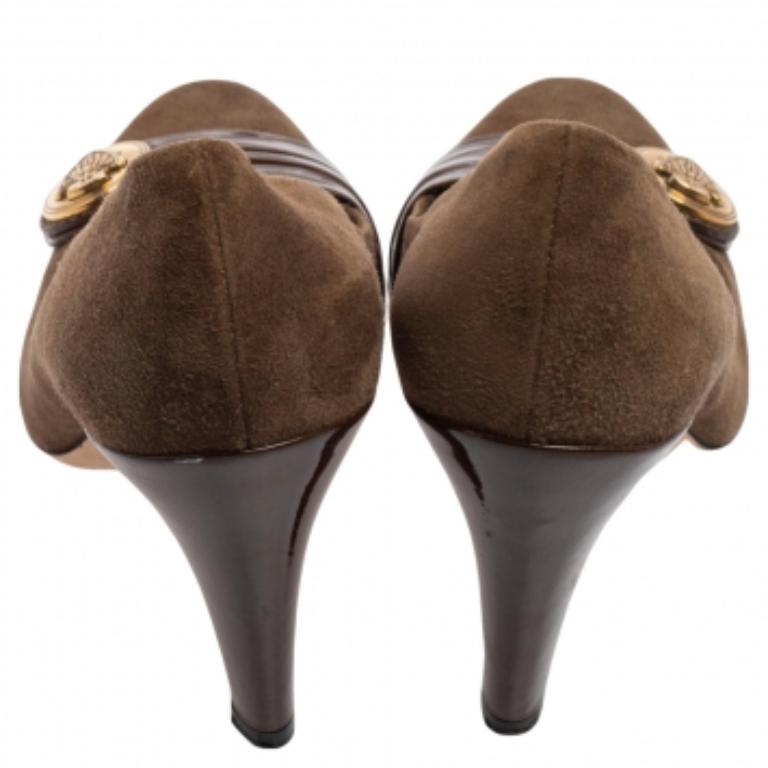 Gucci Brown Suede And Pleated Patent Leather Logo Buckle Pumps Size 38.5 en venta 2