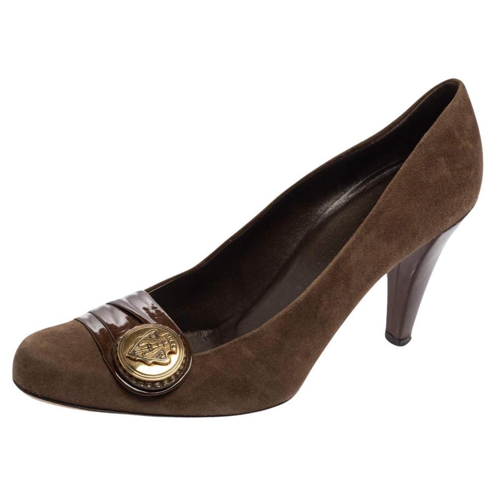 Gucci Brown Suede And Pleated Patent Leather Logo Buckle Pumps Size 38.5 For Sale