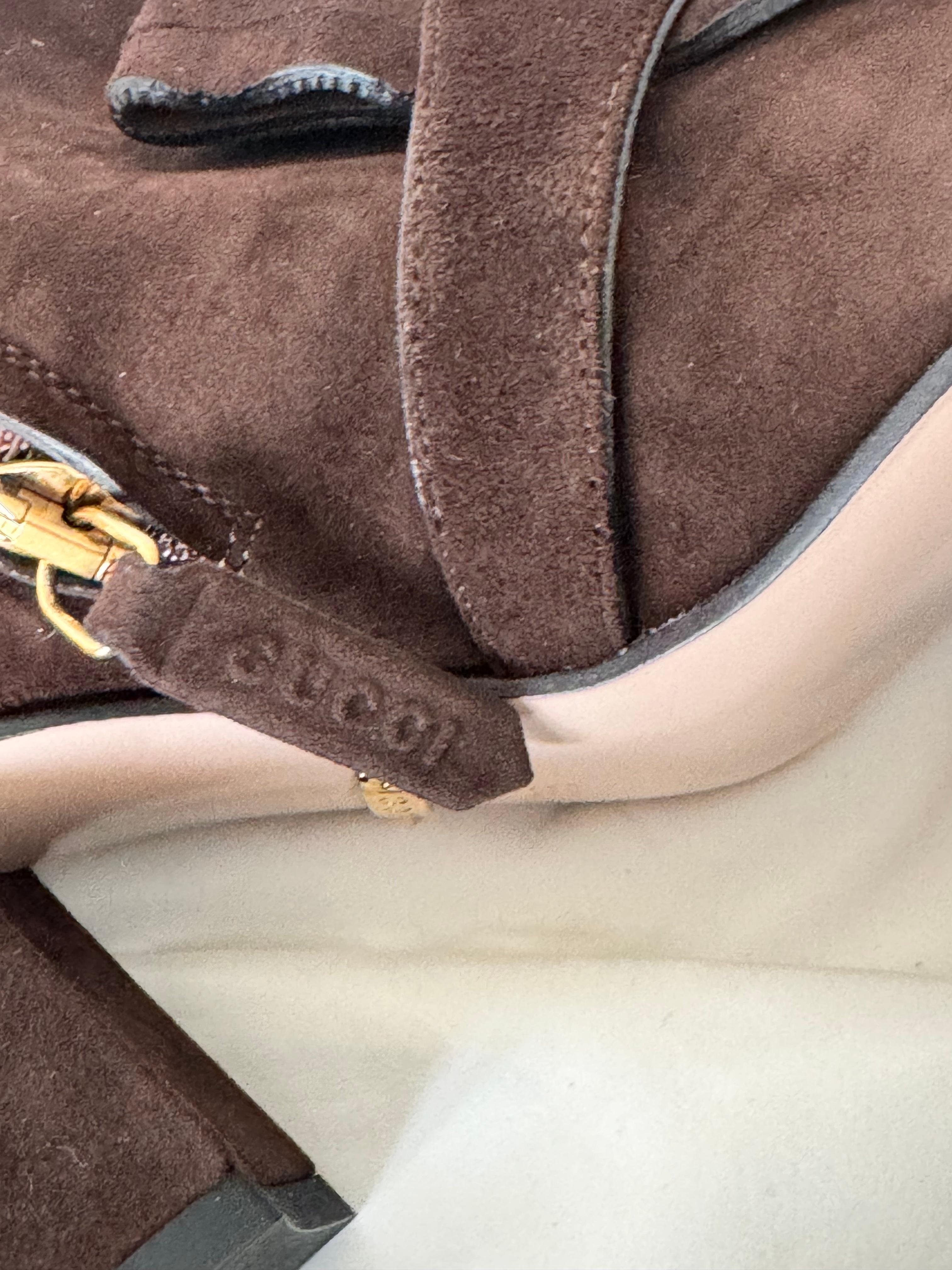 Gucci Braune Wildleder-Stiefeletten mit Quaste und goldenem GG-Logo  Damen im Angebot