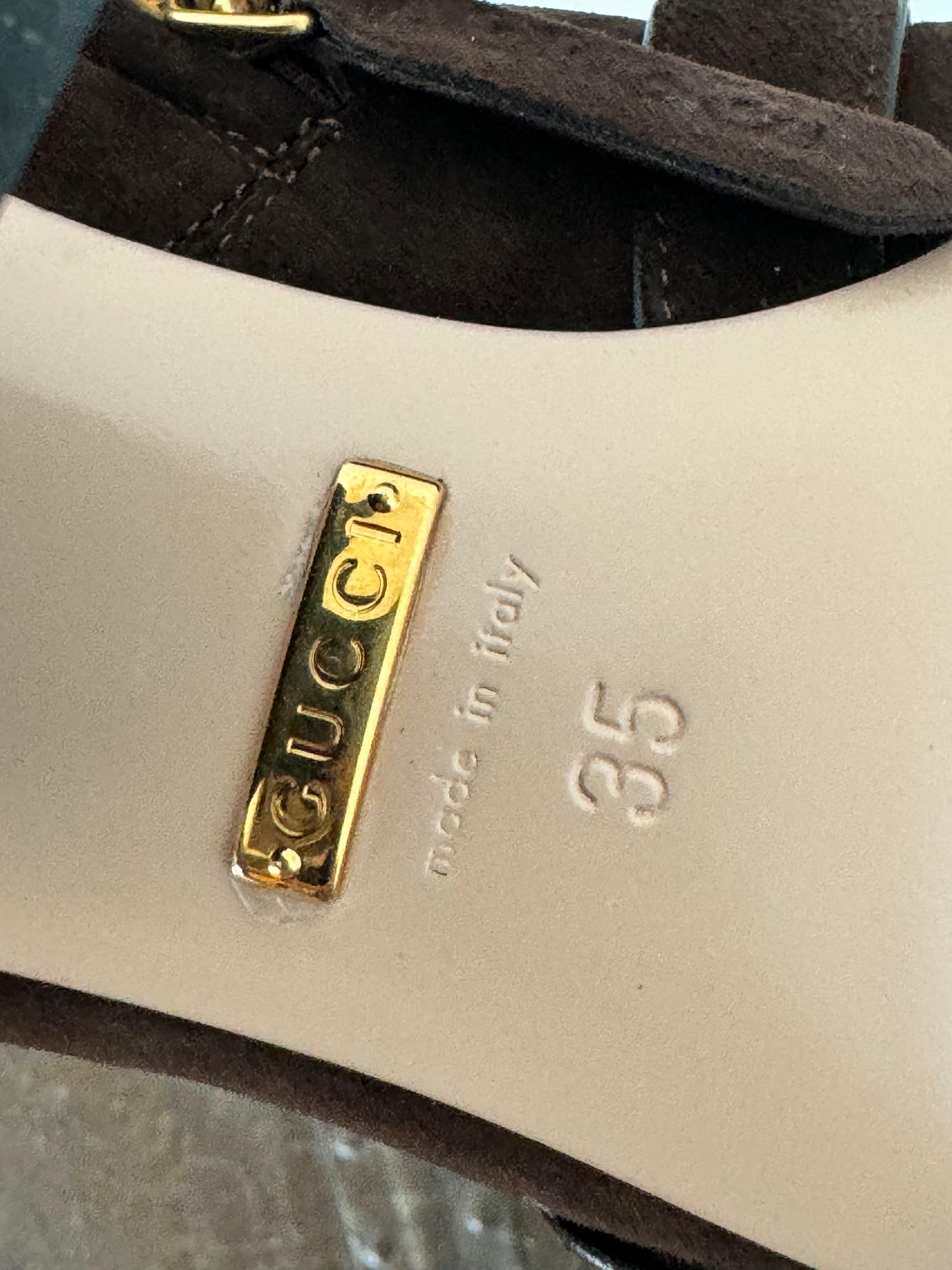 Gucci Braune Wildleder-Stiefeletten mit Quaste und goldenem GG-Logo  im Angebot 1