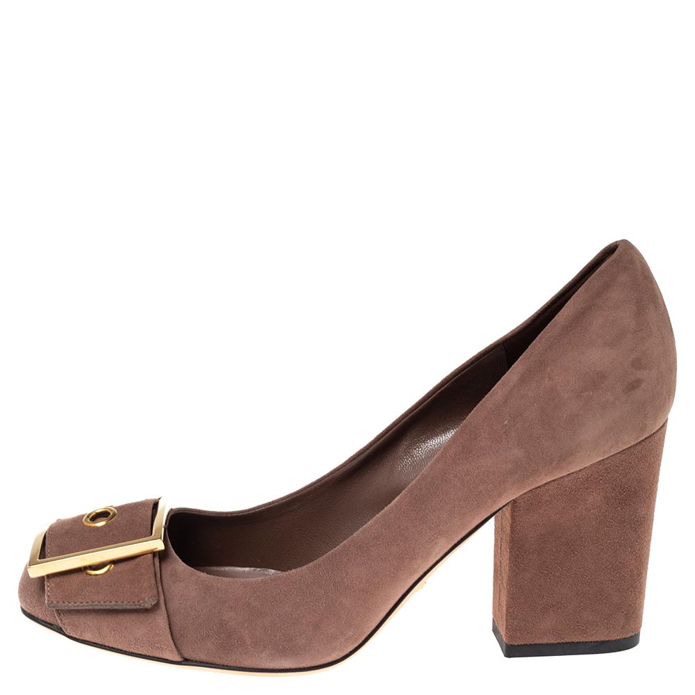 Pretty and easy to flaunt, this pair of pumps by Gucci is a stunner. They've been crafted from suede and styled with round toes. Block heels and buckle accent on the vamps complete the pair.

Includes: Original Dustbag, Original Box