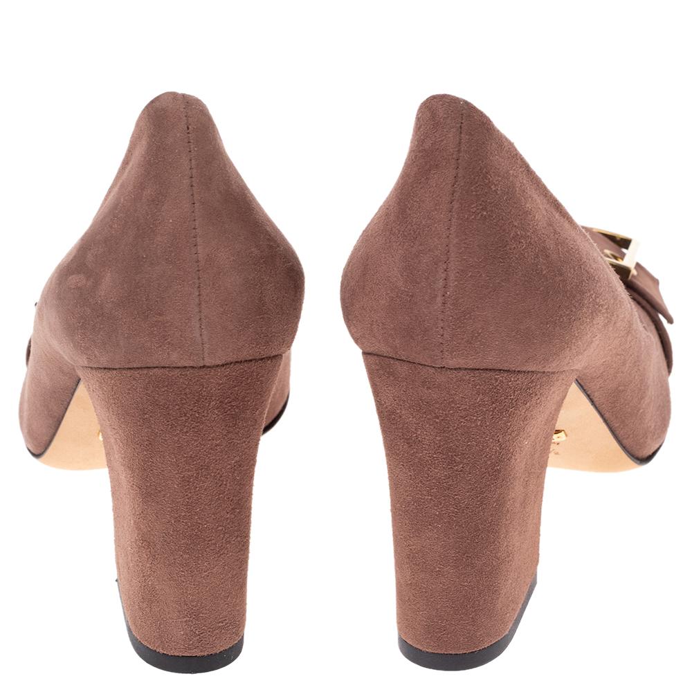 Gucci Brown Suede Buckle Detail Block Heel Pumps Size 38.5 In Excellent Condition In Dubai, Al Qouz 2