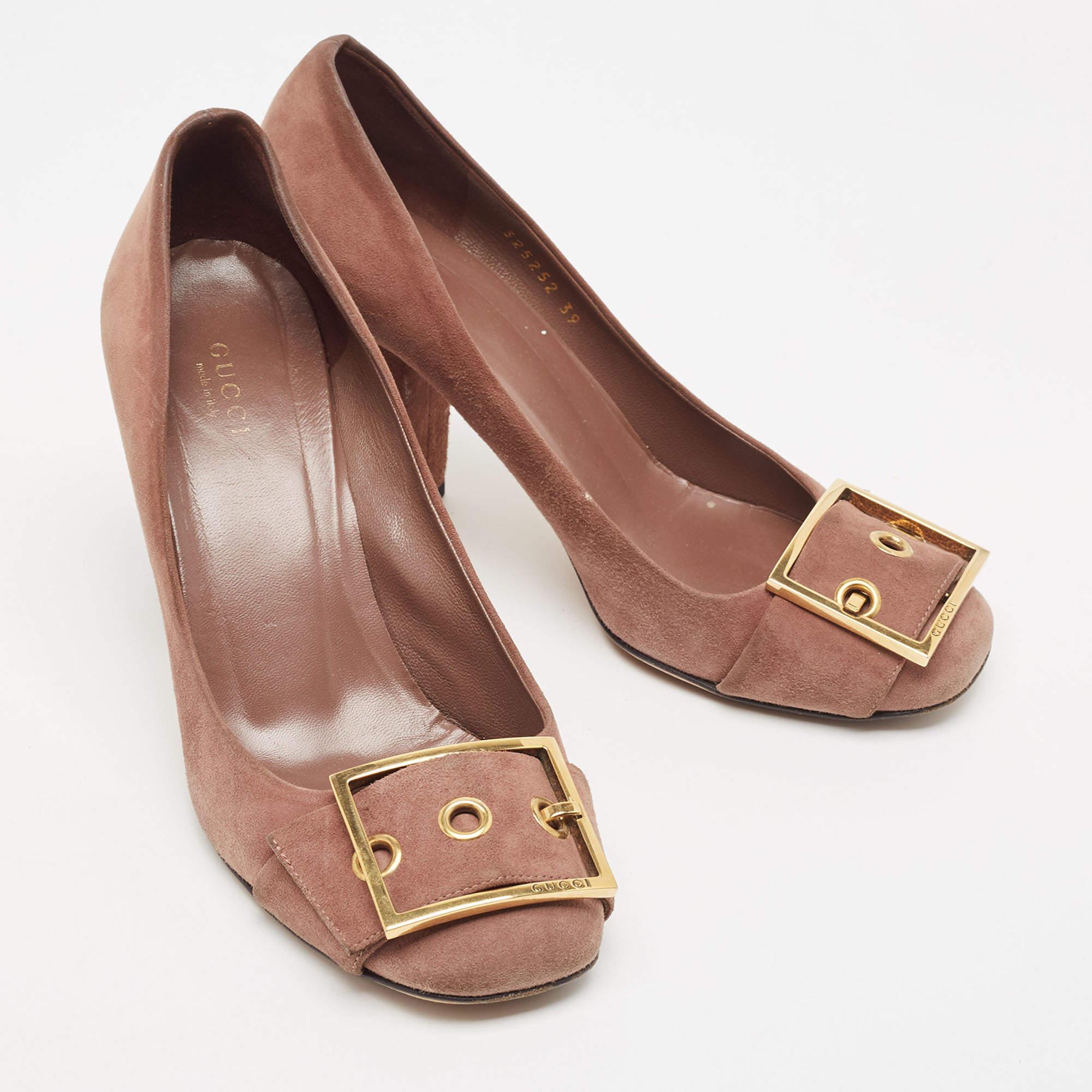 Gucci Pumps con tacco a blocco in pelle scamosciata marrone con dettaglio fibbia taglia 39 In condizioni buone a Dubai, Al Qouz 2