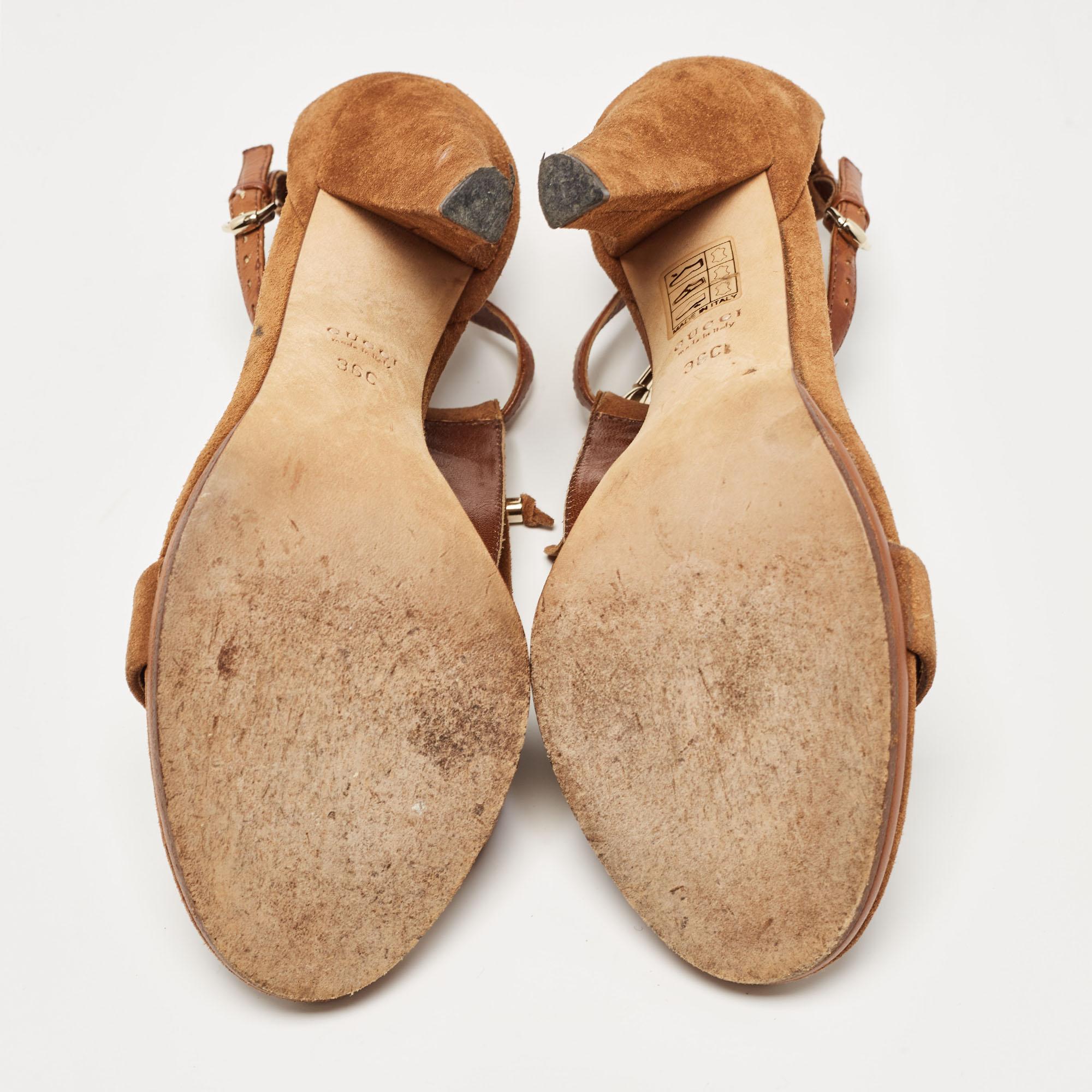 Gucci Brown Wildleder Fransen Bogen Knöchelriemen Sandalen Größe 36 im Angebot 2