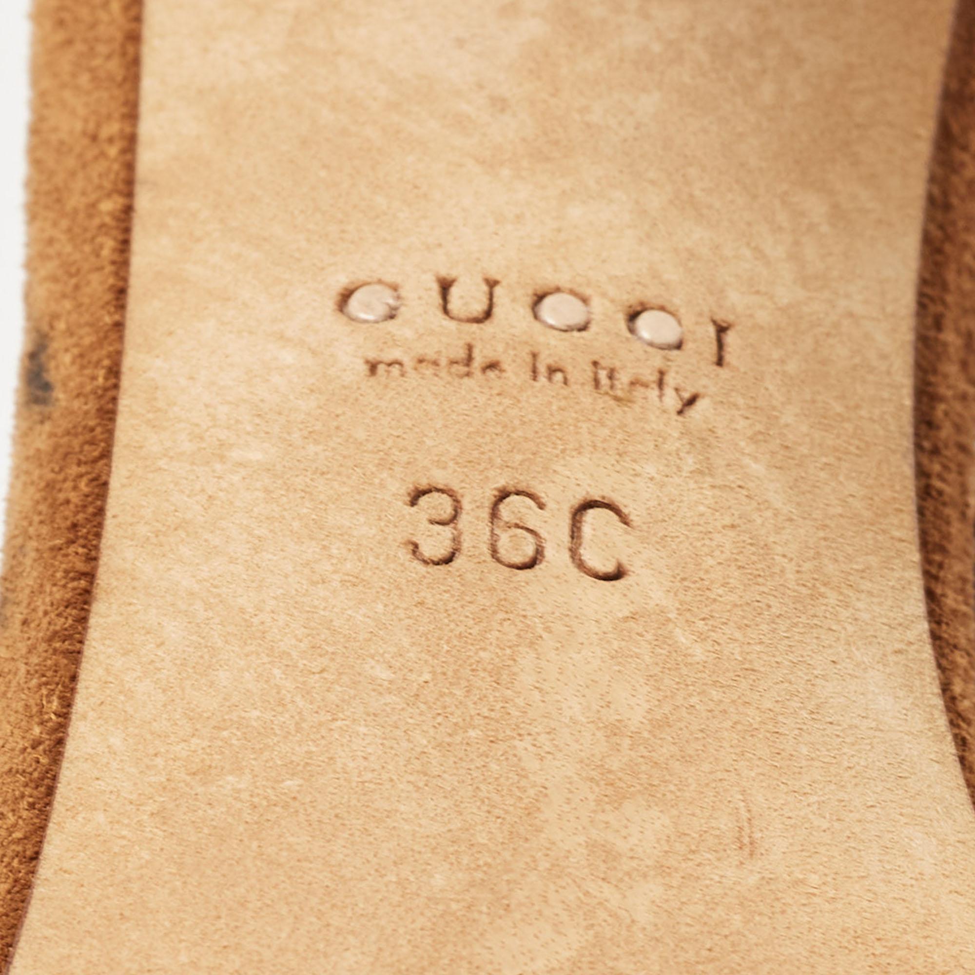 Gucci Brown Wildleder Fransen Bogen Knöchelriemen Sandalen Größe 36 im Angebot 3