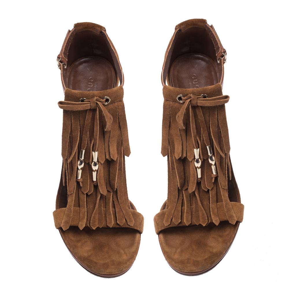 The dream to own chic, stylish and edgy sandals comes alive with these fabulous ones from Gucci. The brown sandals are crafted from quality suede and feature an open toe silhouette. They flaunt vamp straps with a trendy fringe detailing and