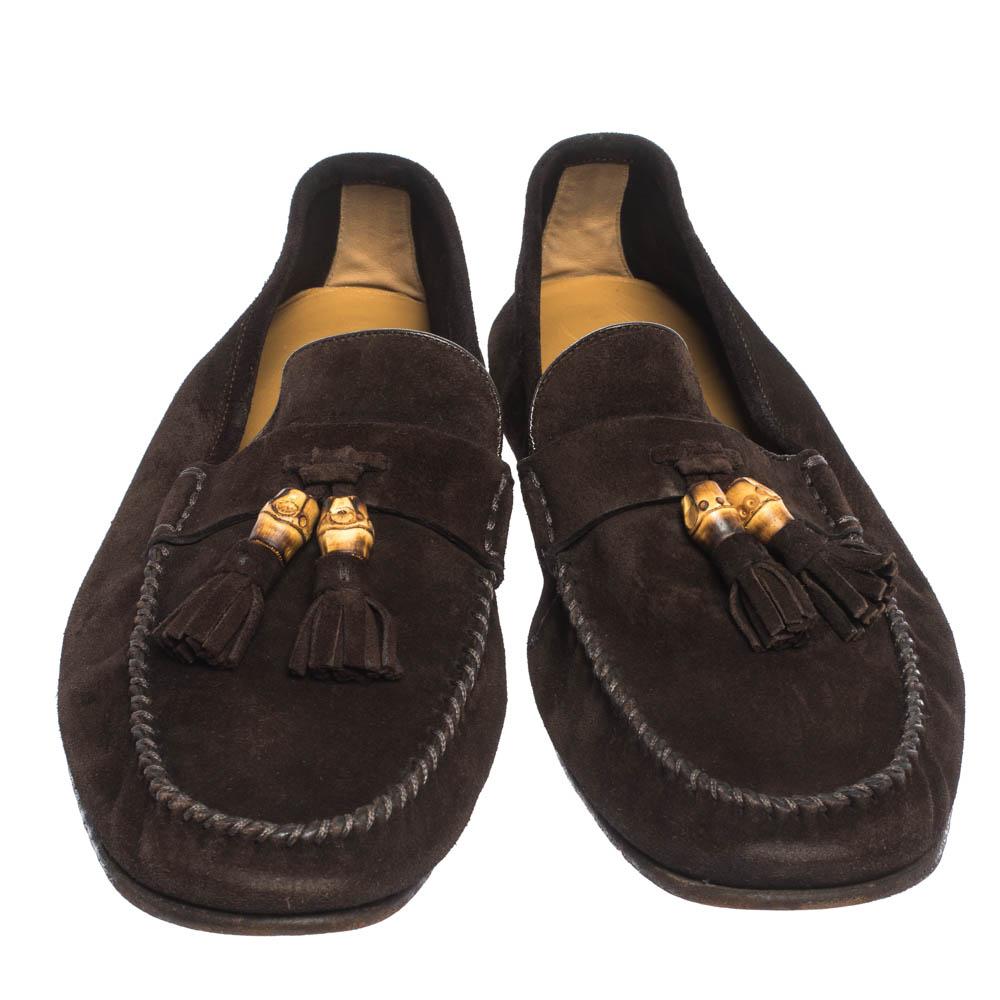 Gucci brings you this luxe pair of loafers that will complement your casual as well as semi-formal outfits. The exterior of the loafers has been crafted from brown suede while the insoles have been luxuriously lined with leather. They are complete