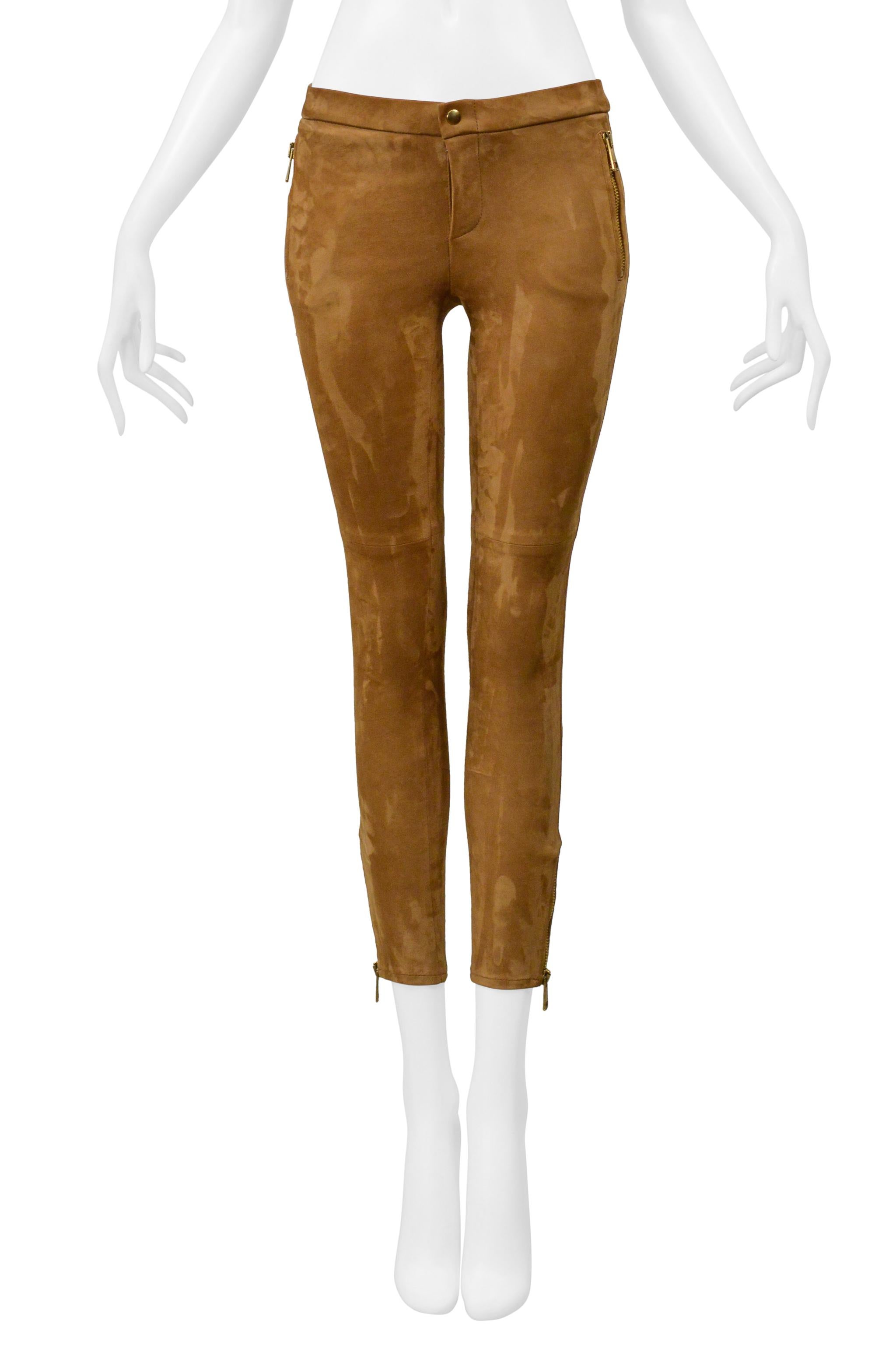 Resurrection Vintage a le plaisir de vous présenter une paire de pantalons Gucci en daim marron avec stretch, présentant une coupe ajustée, des fermetures éclair dorées surdimensionnées aux chevilles et aux poches latérales, ainsi qu'une fermeture