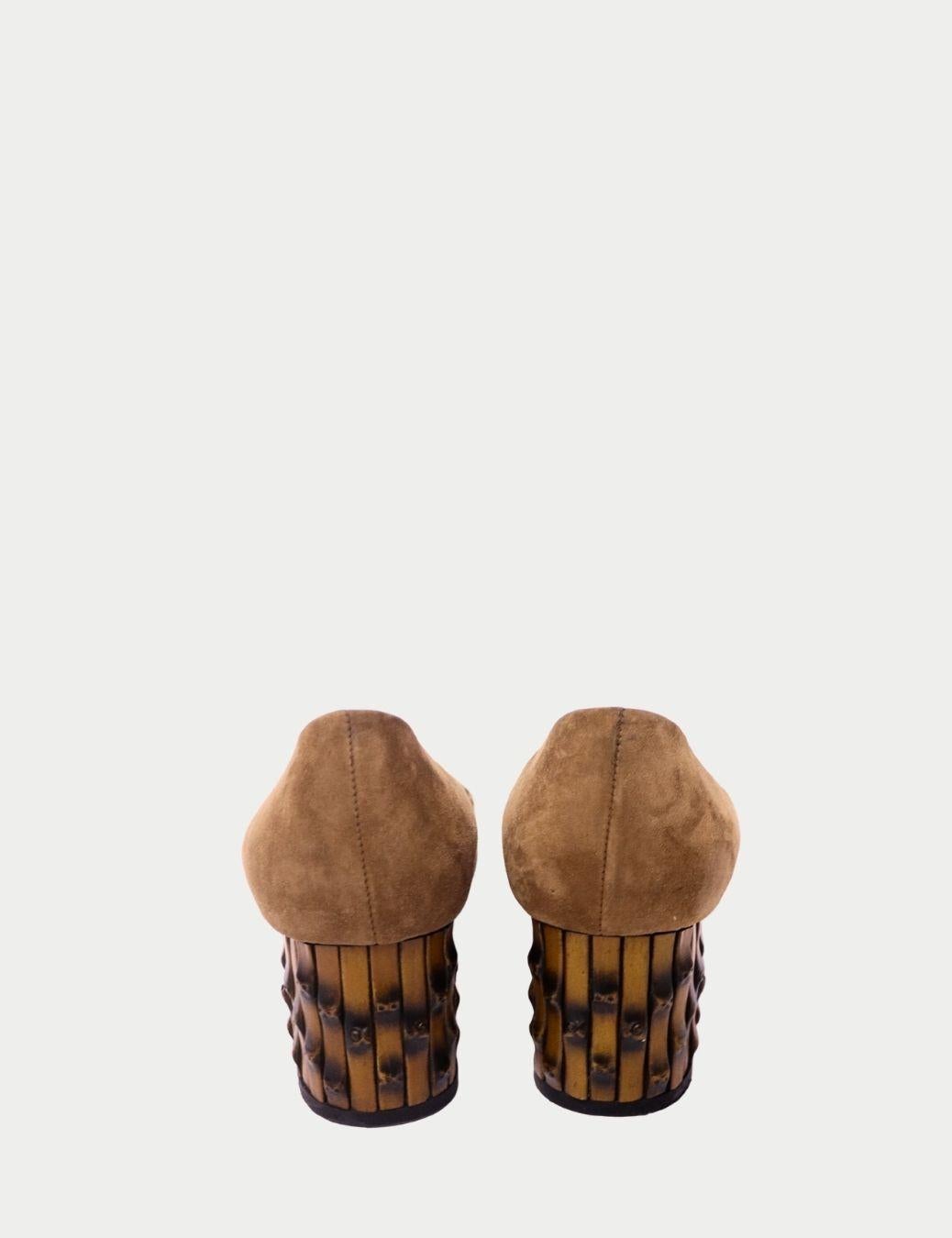 Gucci Pumps a punta tonda in pelle scamosciata marrone

Trasuda raffinatezza senza sforzo con queste décolleté a punta tonda in pelle scamosciata marrone di Gucci, un raffinato elemento essenziale per ogni guardaroba moderno. Realizzati con maestria
