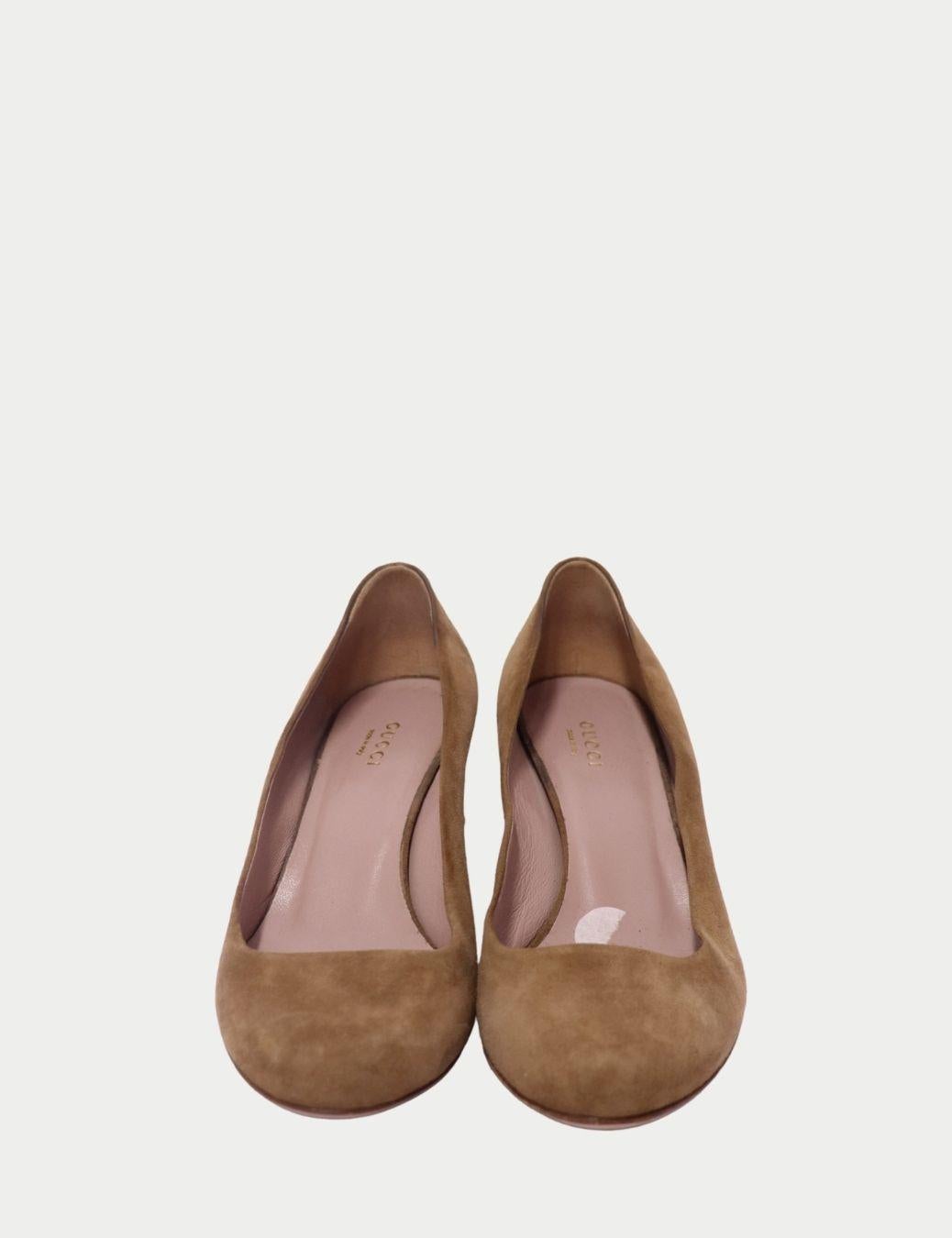 Gucci Pumps a punta tonda in camoscio marrone - EU 39 In condizioni buone in vendita a Amman, JO