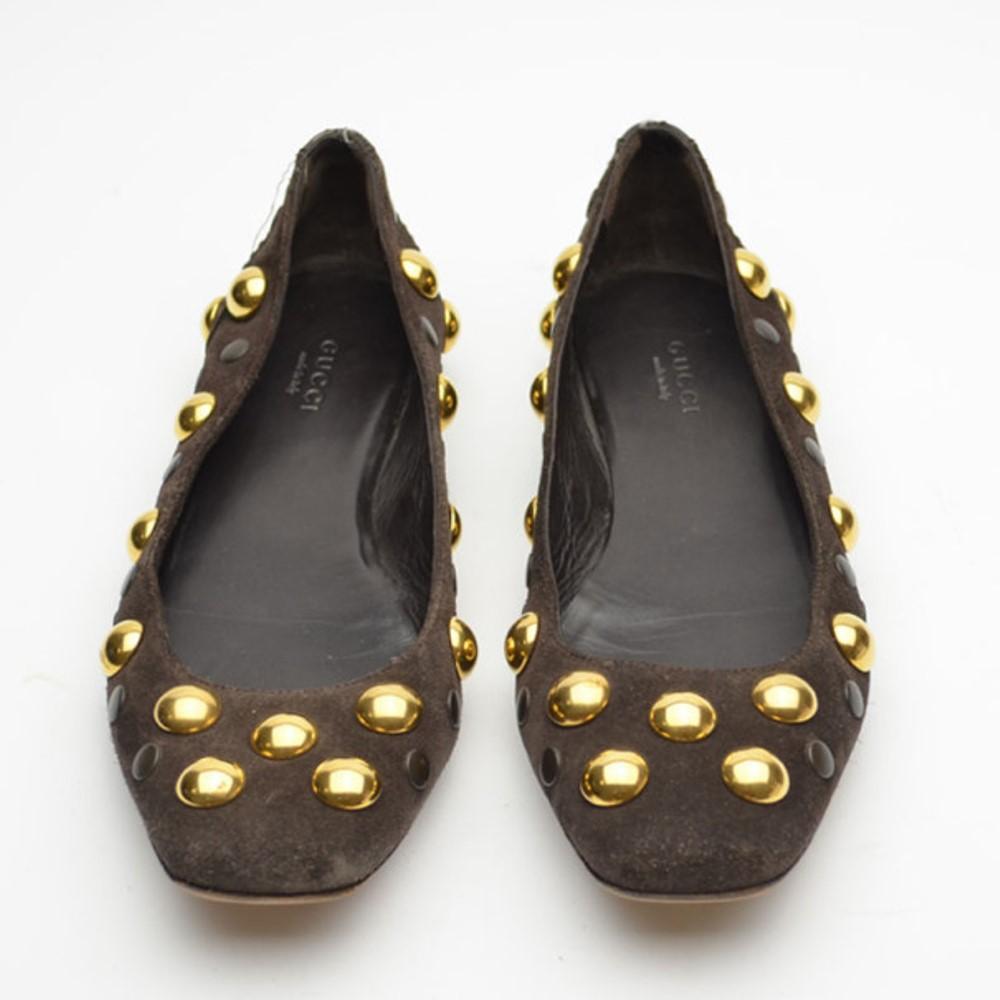 Wear these Brown Suede Studded Babouska Flats by Gucci and add an  interesting and chic touch to your outfit. Crafted from brown suede, these comfortable size 37.5 flats are finished with gold and black round studs, square toes and leather backs.