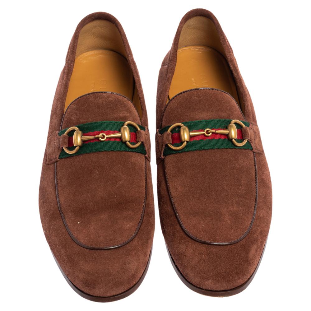 Perfect for outlining suave and sleek looks, these slip-on loafers from Gucci are definitely worth buying. They come crafted from suede in a brown shade and styled with the signature Web stripes and Horsebit details on the vamps. They are equipped