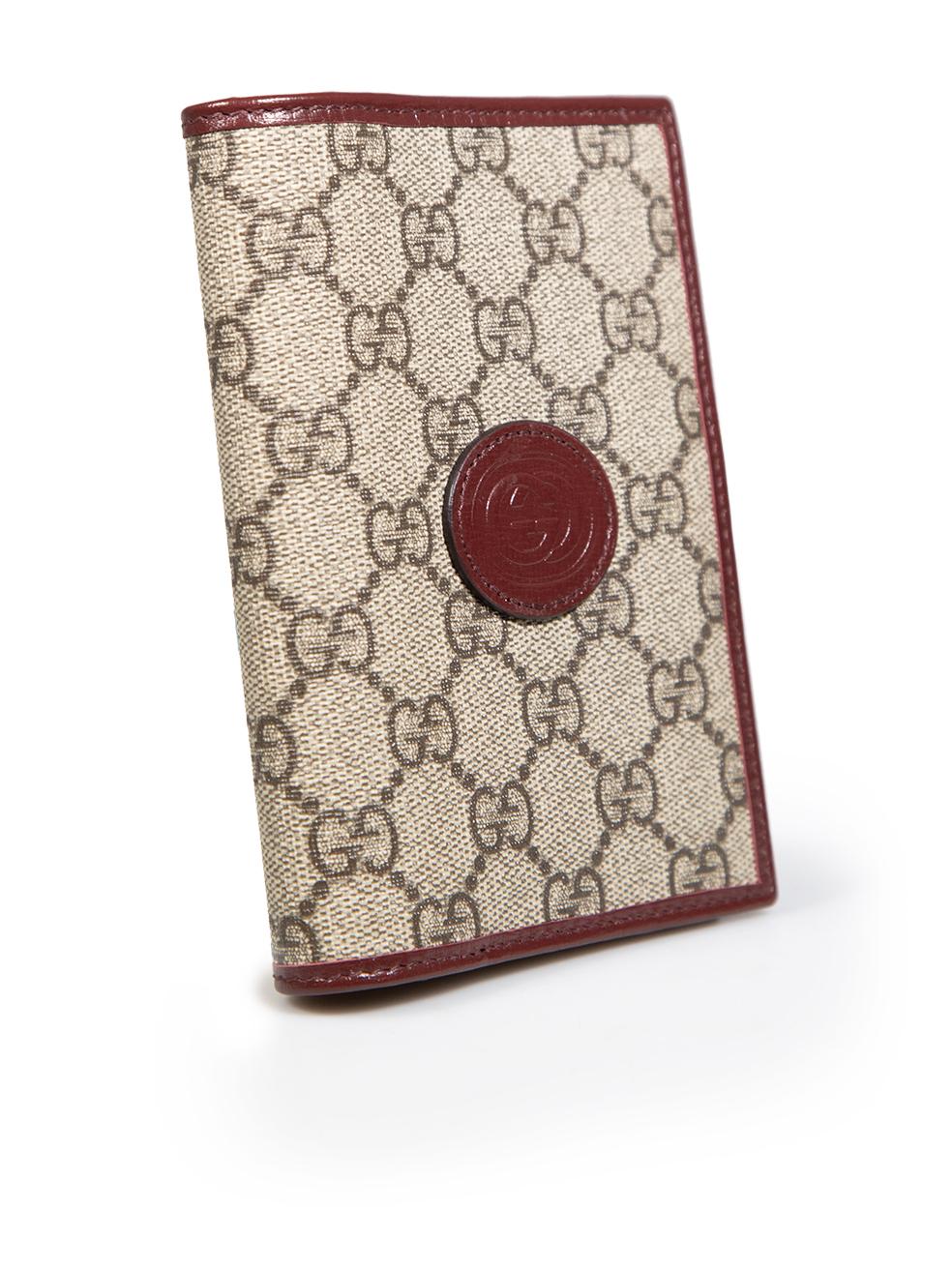 CONDITION is Never worn. No visible wear to passport holder is evident on this new Gucci designer resale item.
 
 Details
 Brown
 Coated canvas
 Passport holder
 Brown leather trim
 Supreme logo pattern
 Snap button fastening
 3x Internal card