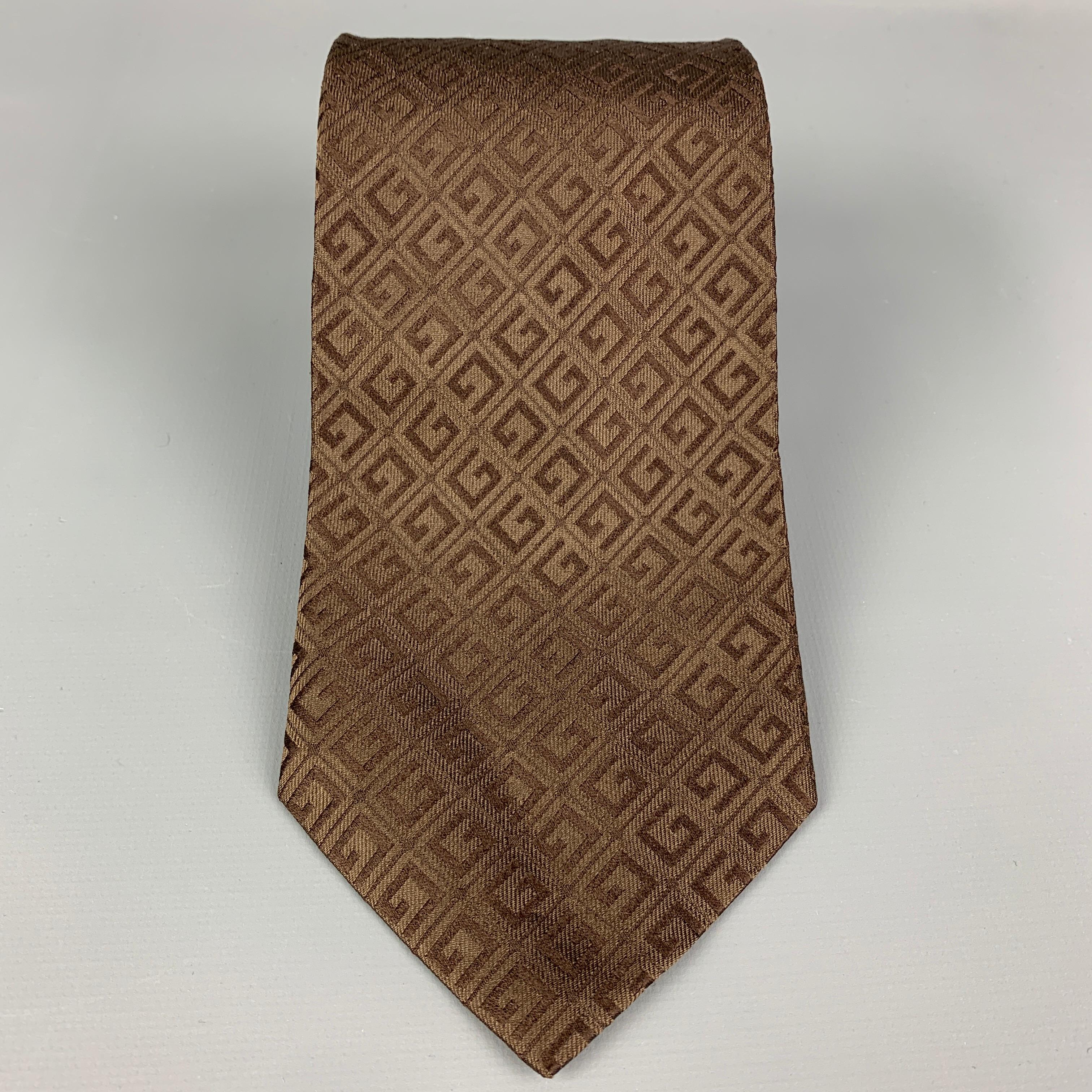GUCCI necktie comes in a brown textured jacquard silk. Made in Italy. 

Very Good Pre-Owned Condition.

Measurements:

Width: 3.5 in. 
