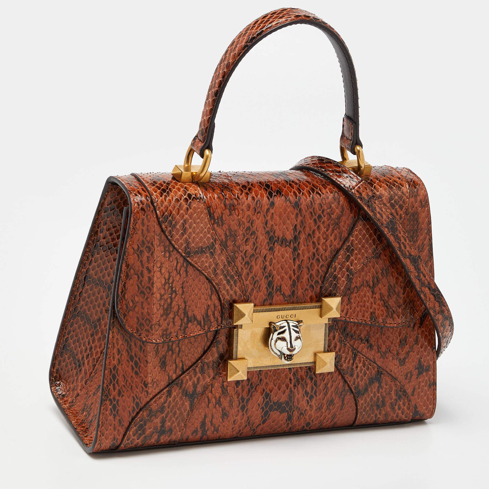 Exuding unparalleled elegance and sophistication, this Gucci bag is made from the finest material in a gorgeous hue. While the roomy interior offers ample space, the top handle allows you to carry it with much elegance.


