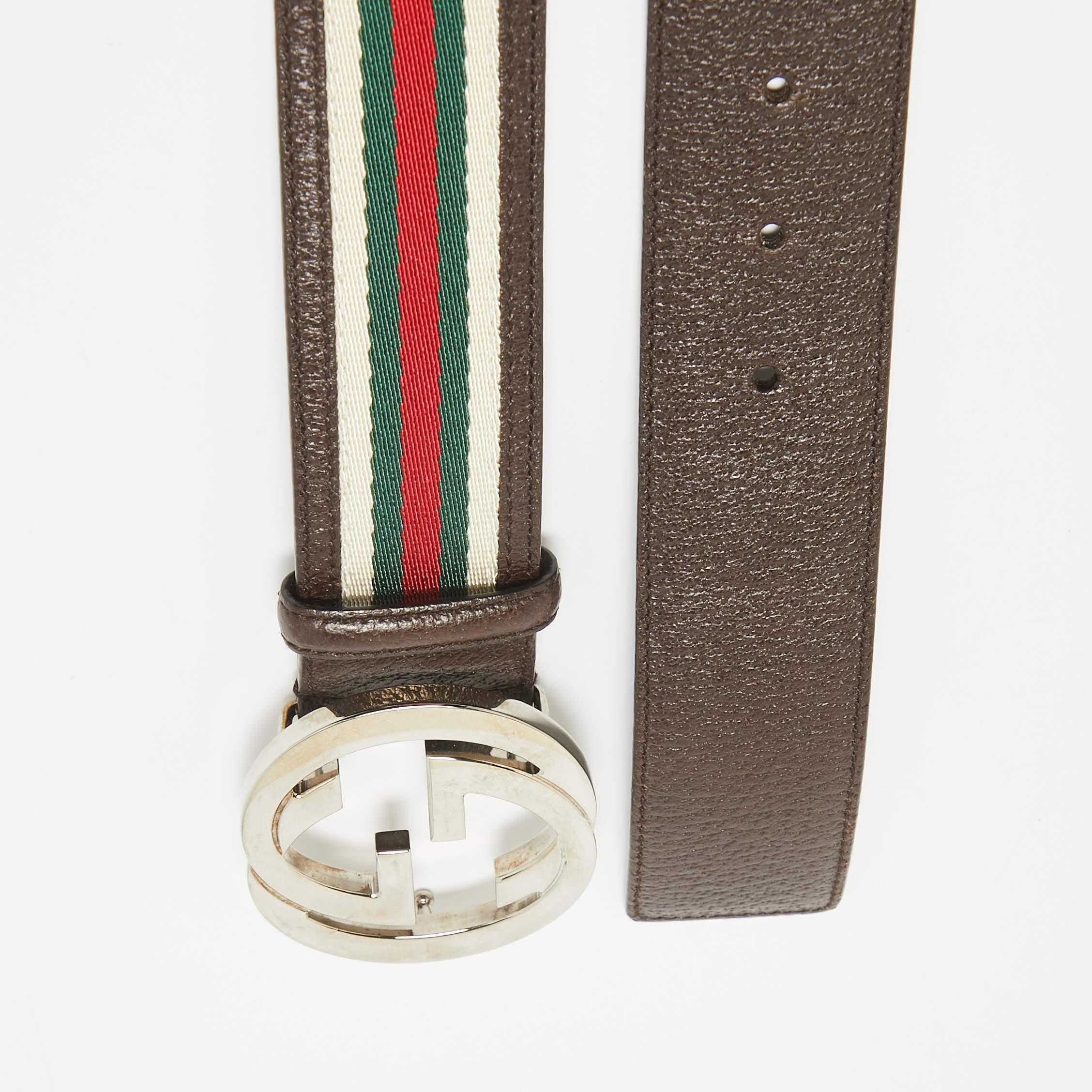 Eine klassische Ergänzung Ihrer Gürtelsammlung ist dieses Designerstück. Der auf eine praktische Länge zugeschnittene Gürtel hat eine glatte Oberfläche und eine robuste Konstruktion. Sie wird Ihren Stil immer wieder ergänzen.