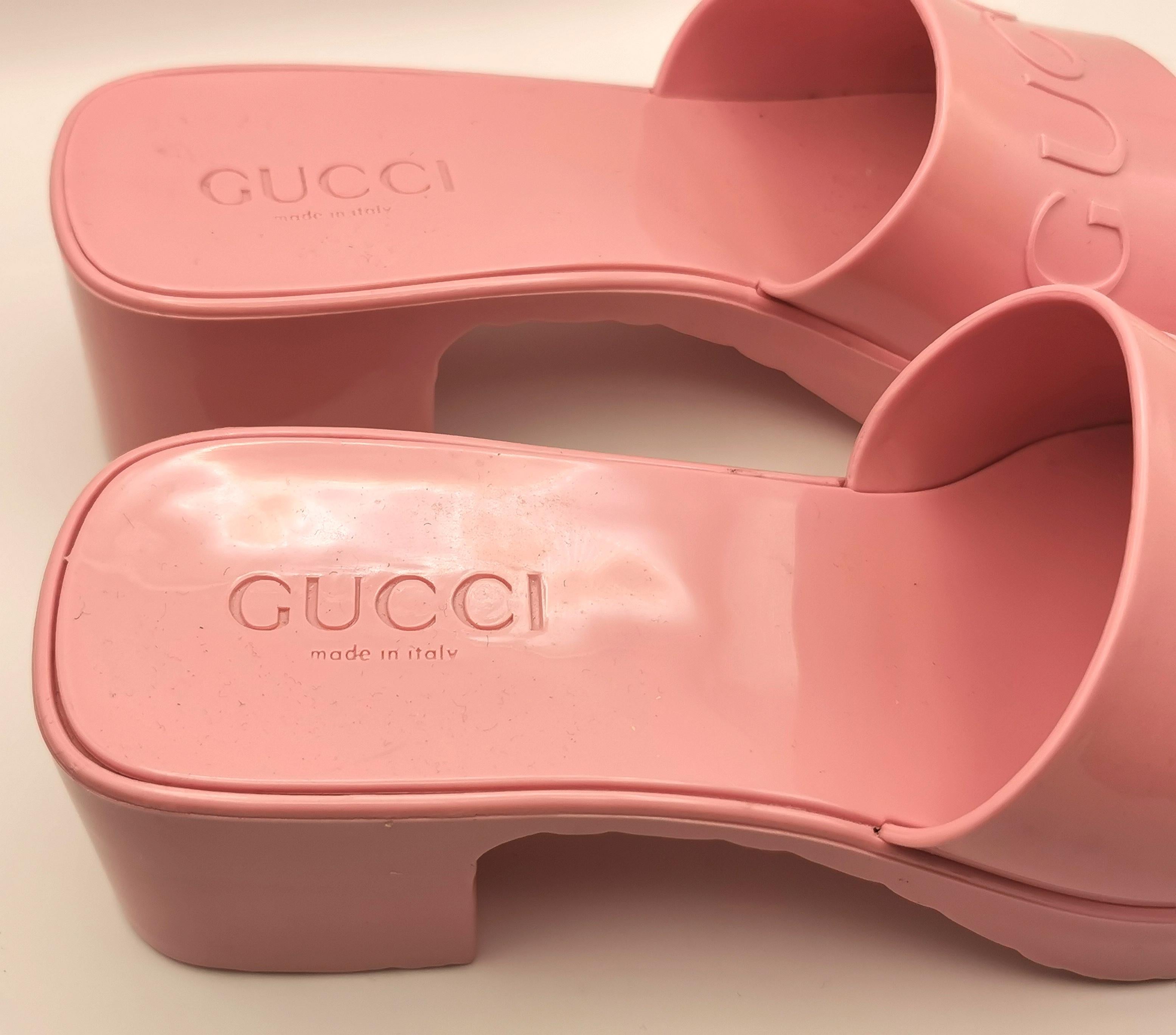 Gucci Sandali con tacco e plateau in gomma rosa Bubblegum in vendita 6