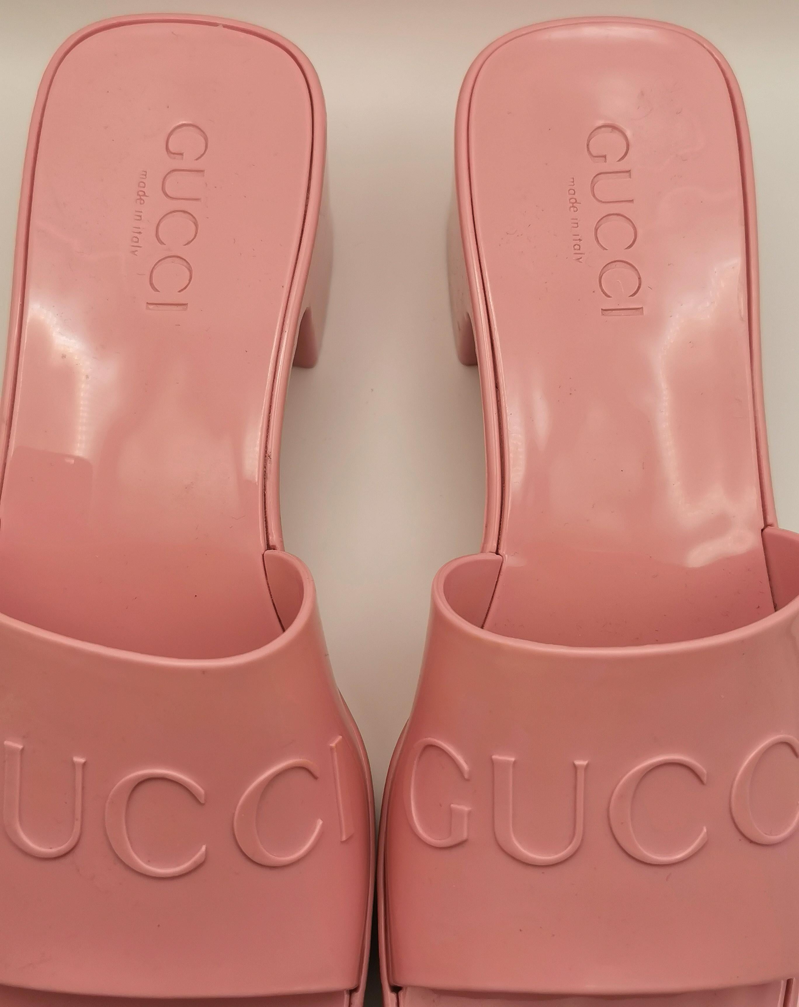Gucci Sandali con tacco e plateau in gomma rosa Bubblegum in vendita 7