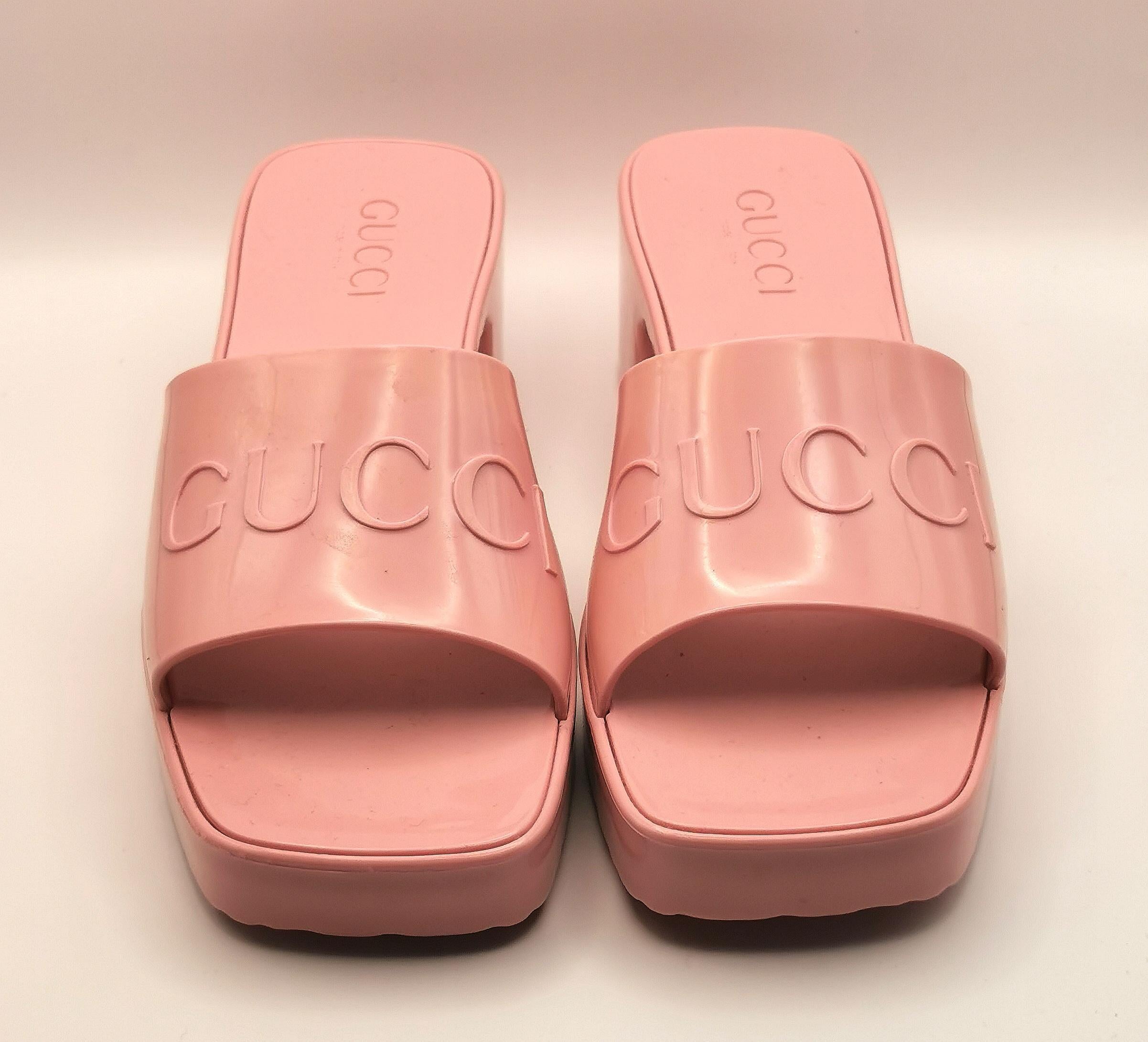 Gucci Sandali con tacco e plateau in gomma rosa Bubblegum in vendita 8