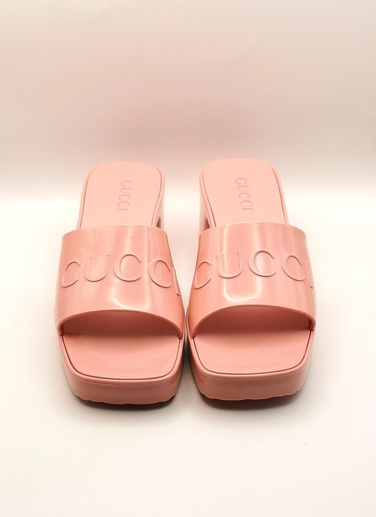 Gucci Sandali con tacco e plateau in gomma rosa Bubblegum in vendita 9