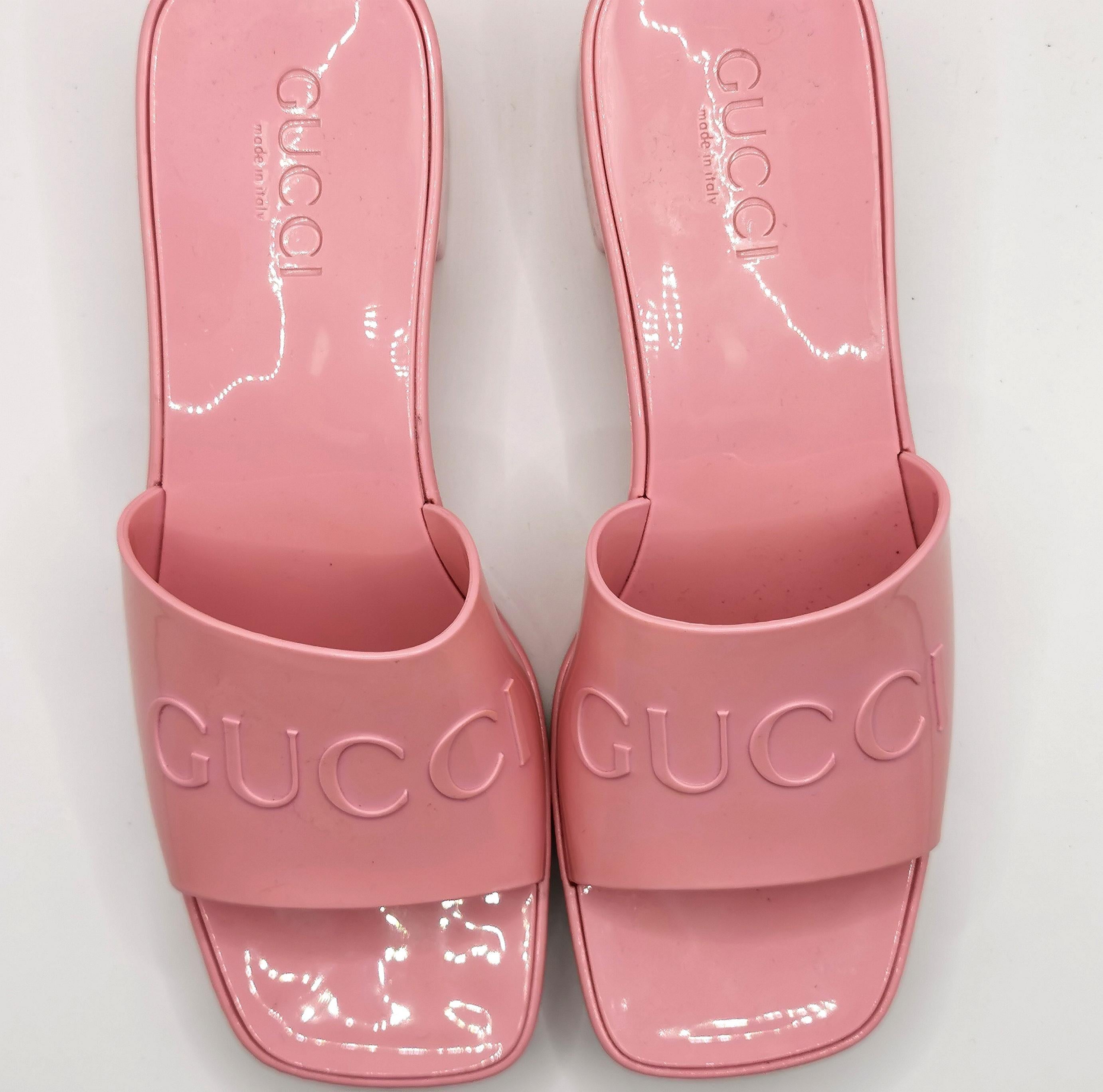 Uno splendido paio di scarpe da ginnastica in gomma rosa bubblegum di Gucci.

Una rivisitazione aggiornata dell'umile slider, con una suola con plateau e un tacco di media altezza e il marchio Gucci sul davanti.

Punta e retro aperti.

Viene fornito