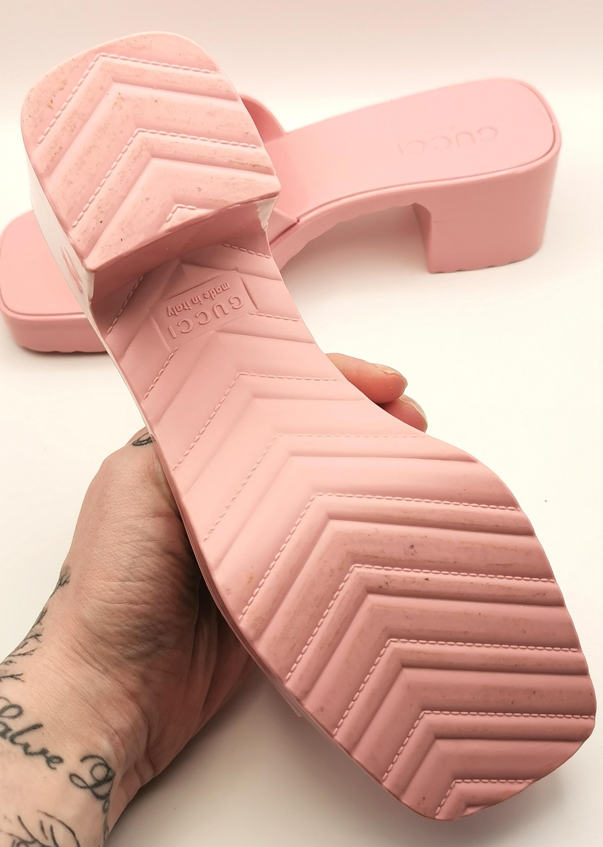 Gucci Sandali con tacco e plateau in gomma rosa Bubblegum In condizioni buone in vendita a NEWARK, GB