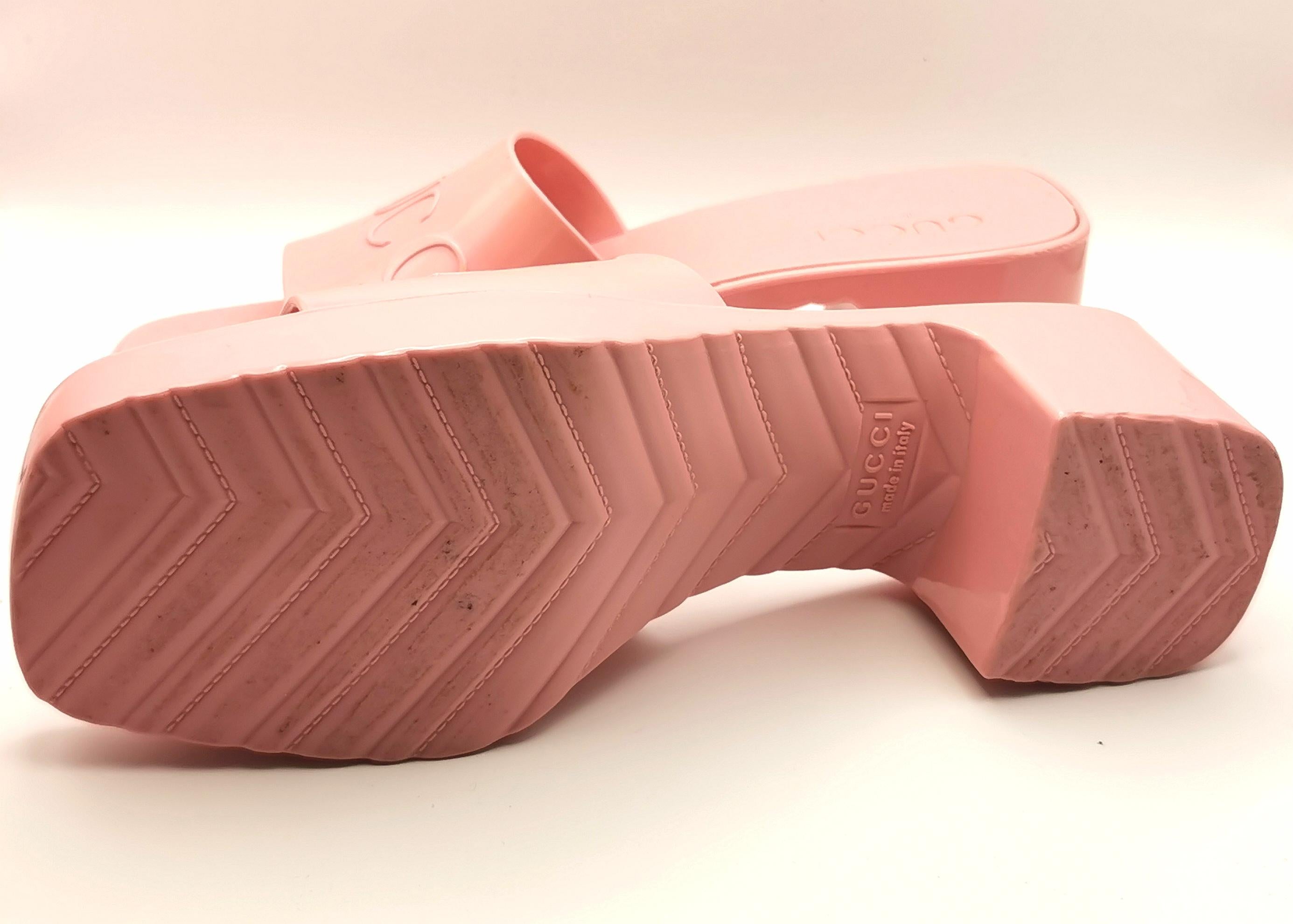 Gucci Sandali con tacco e plateau in gomma rosa Bubblegum in vendita 1