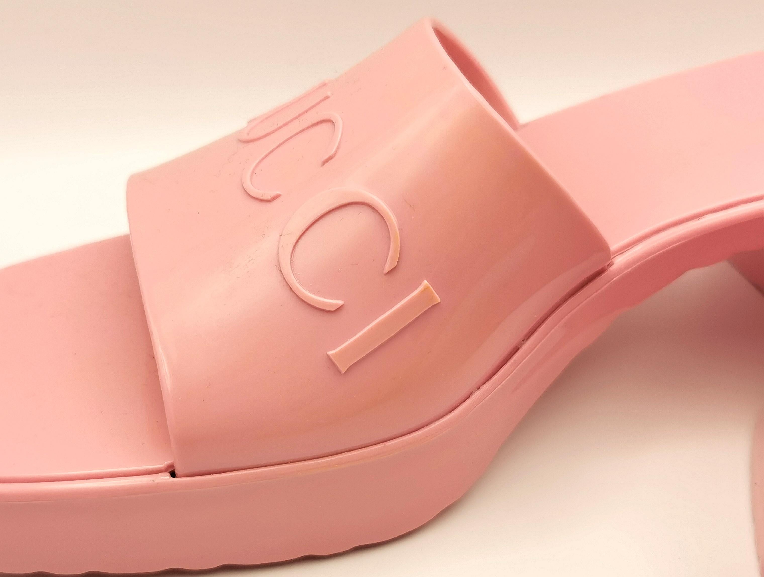 Gucci Sandali con tacco e plateau in gomma rosa Bubblegum in vendita 2