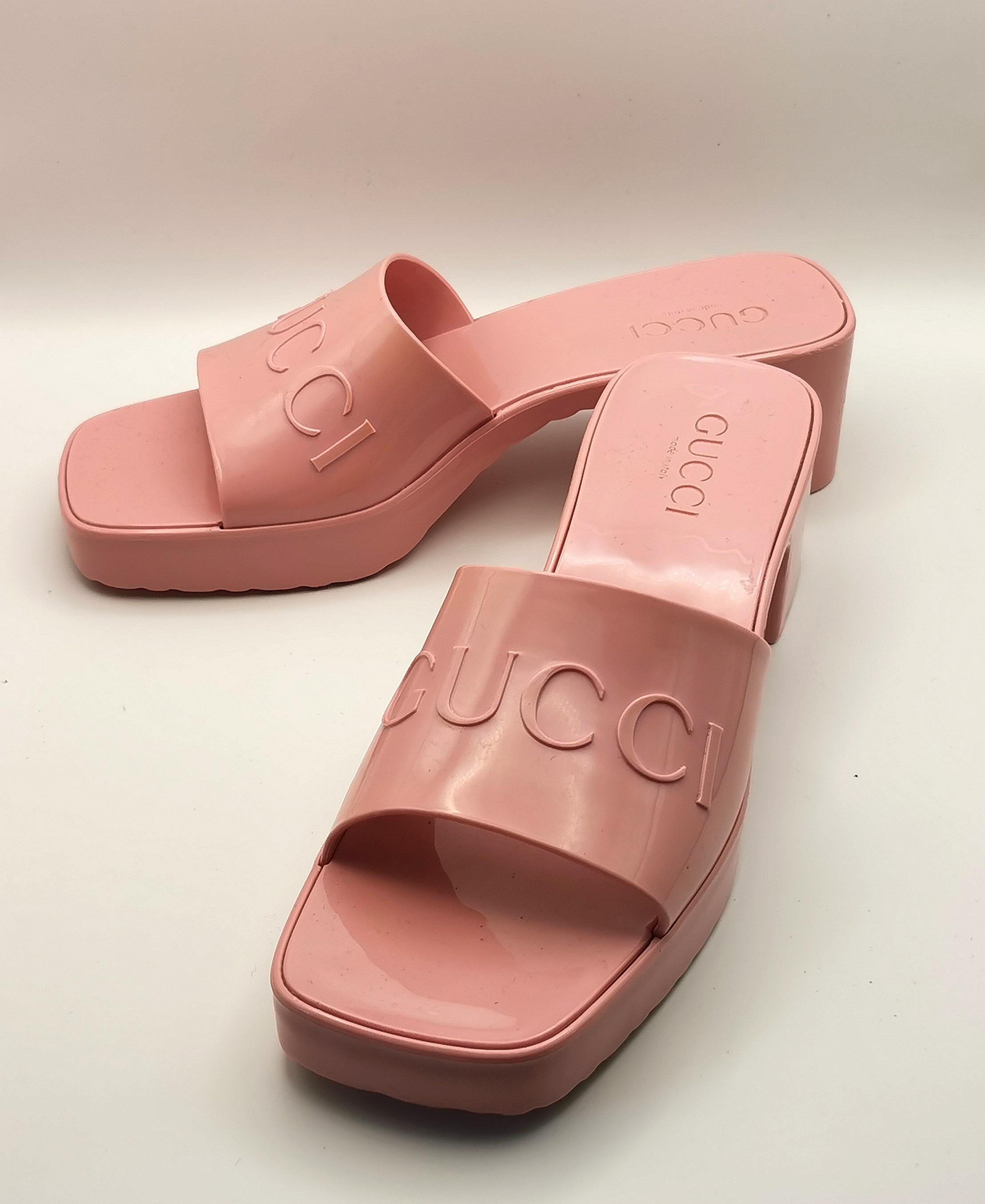 Gucci Sandali con tacco e plateau in gomma rosa Bubblegum in vendita 3
