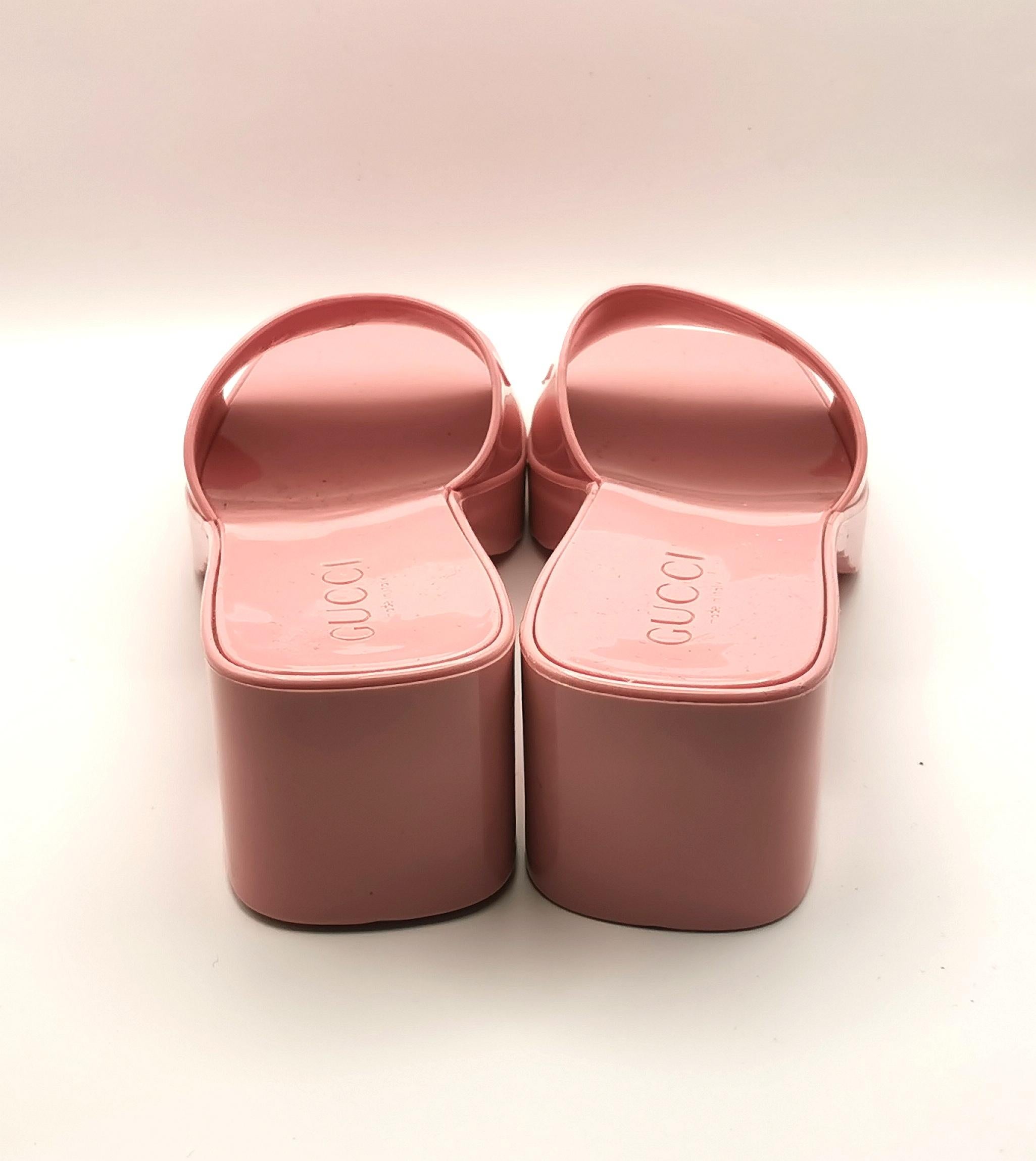 Gucci Sandali con tacco e plateau in gomma rosa Bubblegum in vendita 4