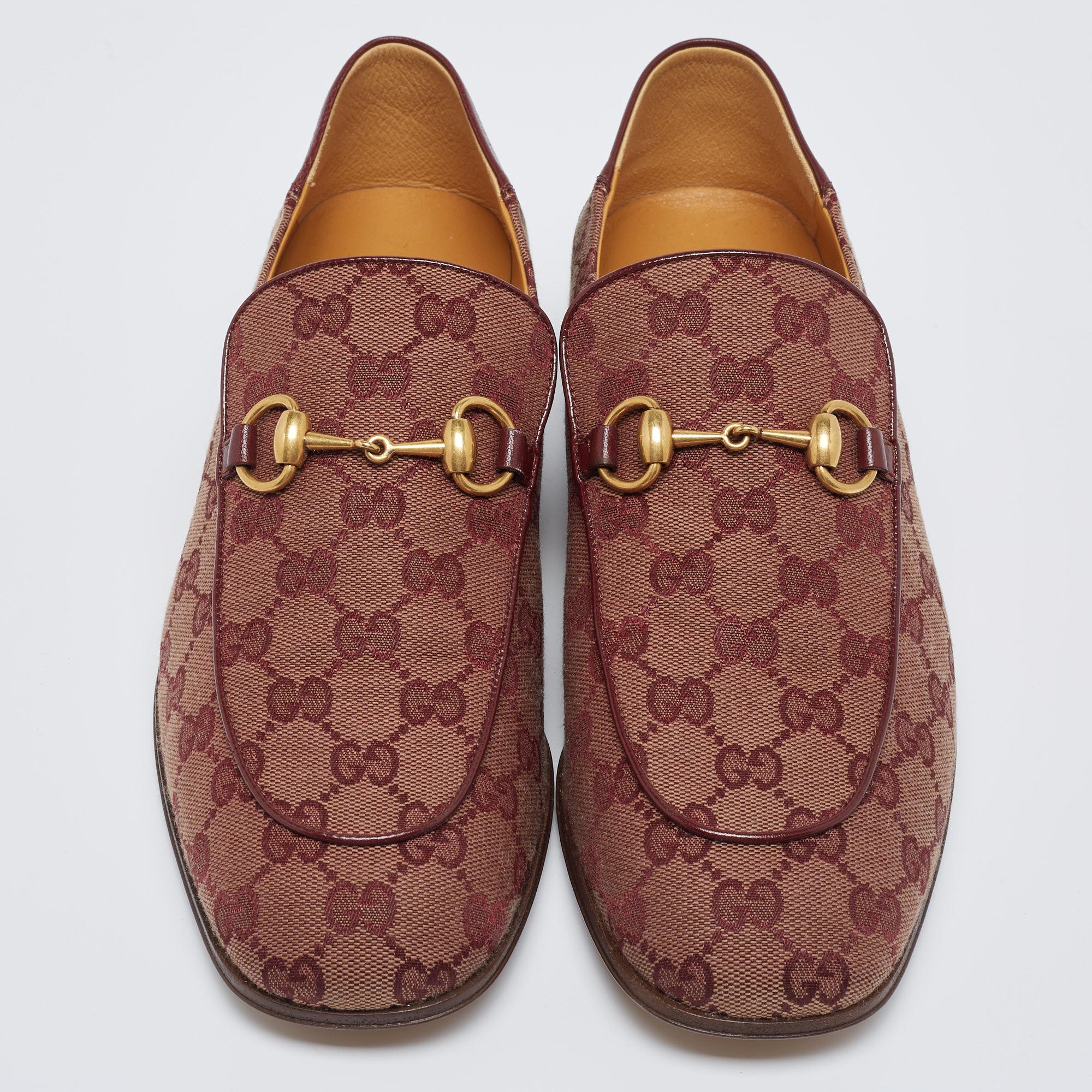 Incorporate an element of class into your ensemble with these Quentin loafers from the House of Gucci. They are crafted using burgundy-beige GG canvas, with a gold-tone Horsebit motif perched on their vamps. They have an easy slip-on feature. These