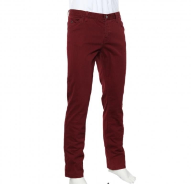 Remettez au goût du jour votre collection de luxe en y ajoutant ce jean classe et confortable de la maison Gucci. Elles sont confectionnées en denim bordeaux et présentent une silhouette skinny. Ce jean est doté d'une fermeture boutonnée et de cinq