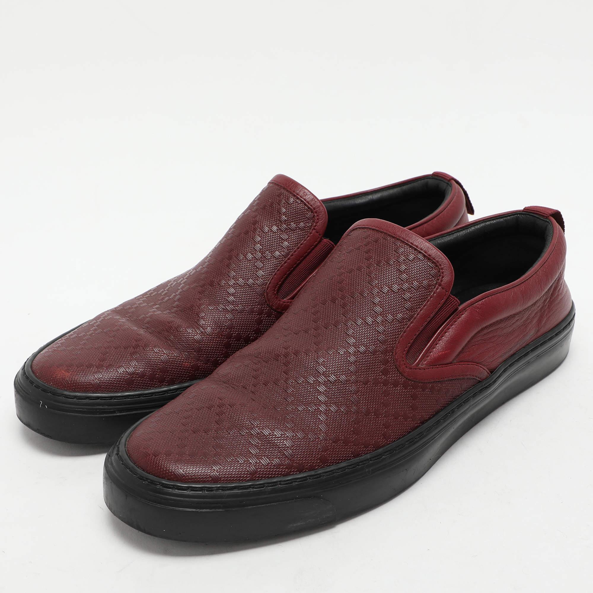 Diese Designer-Sneakers in klassischer Silhouette sind eine nahtlose Kombination aus Luxus, Komfort und Stil. Diese Sneaker sind mit charakteristischen Details und bequemen Innensohlen ausgestattet.
