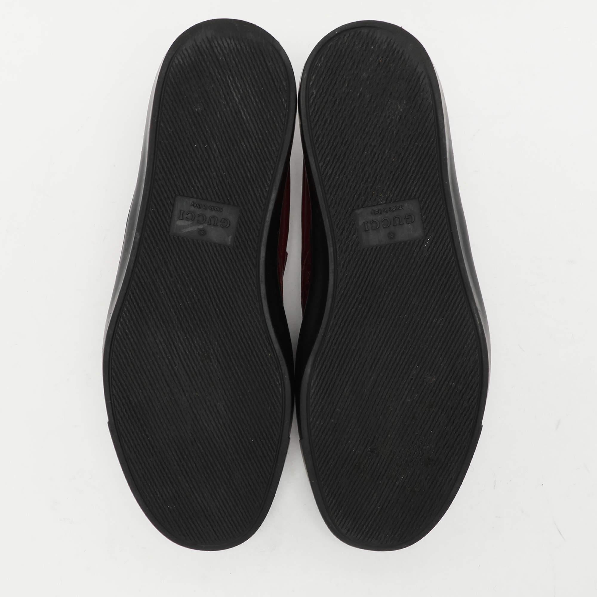 Gucci Burgunderfarbene Diamant-Leder-Slip-On-Turnschuhe 41,5 im Angebot 1