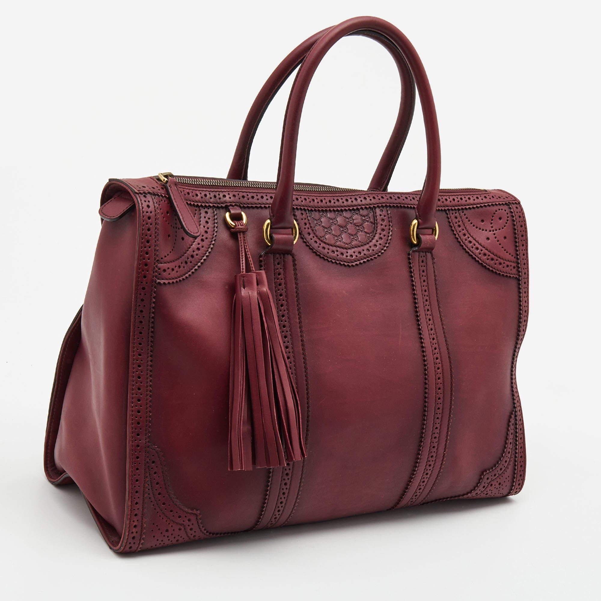 Gucci Burgundy Duilio Brogue Leather Chablis Duffel Bag In Good Condition In Dubai, Al Qouz 2