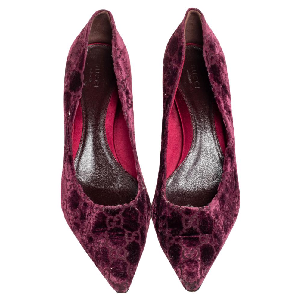 Appear radiant and classy with a pair of stunning pumps like these. Made skillfully by Gucci; these pumps will add nothing but glam to your look. They exhibit burgundy GG velvet on the upper and are crafted in a pointed-toe style. These pumps are