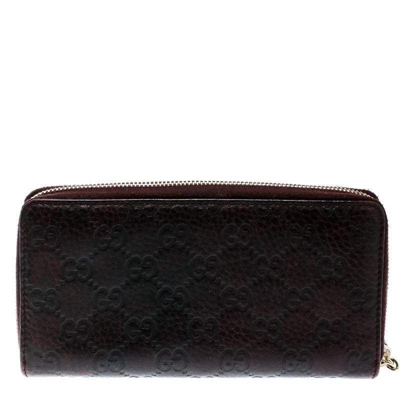 This fabulous zip around wallet is from Gucci. Crafted from burgundy Guccissima leather, it has a bamboo tassel zipper pull. The leather interior houses multiple card slots, open slots for you to arrange your currency and a zip coin pocket. This