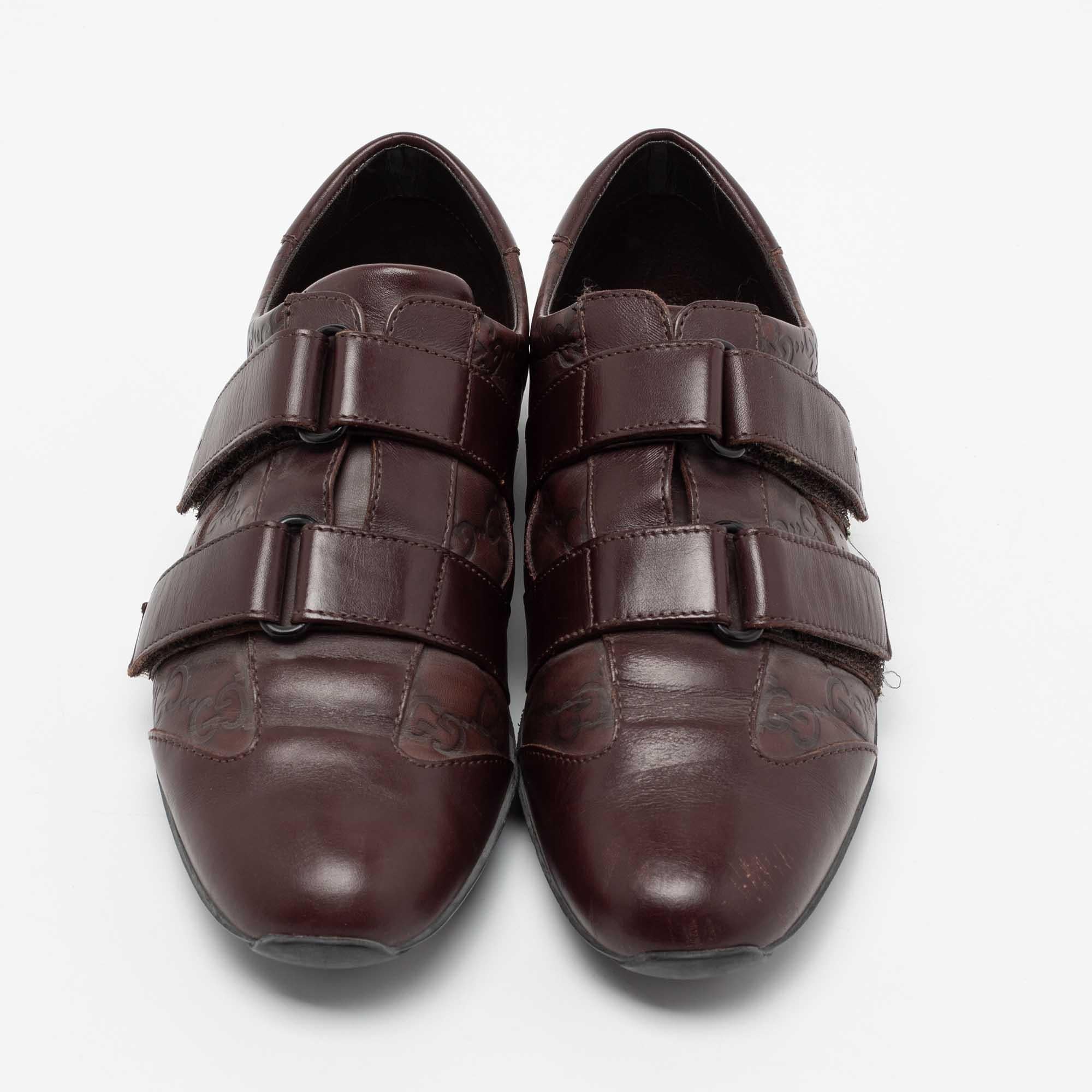 Gucci brings you these sneakers that are super sturdy, stunning, and stylish. They are crafted from burgundy Guccissima leather on the exterior. They are highlighted with velcro strap closures and matching hardware on the vamps. Add these trendy