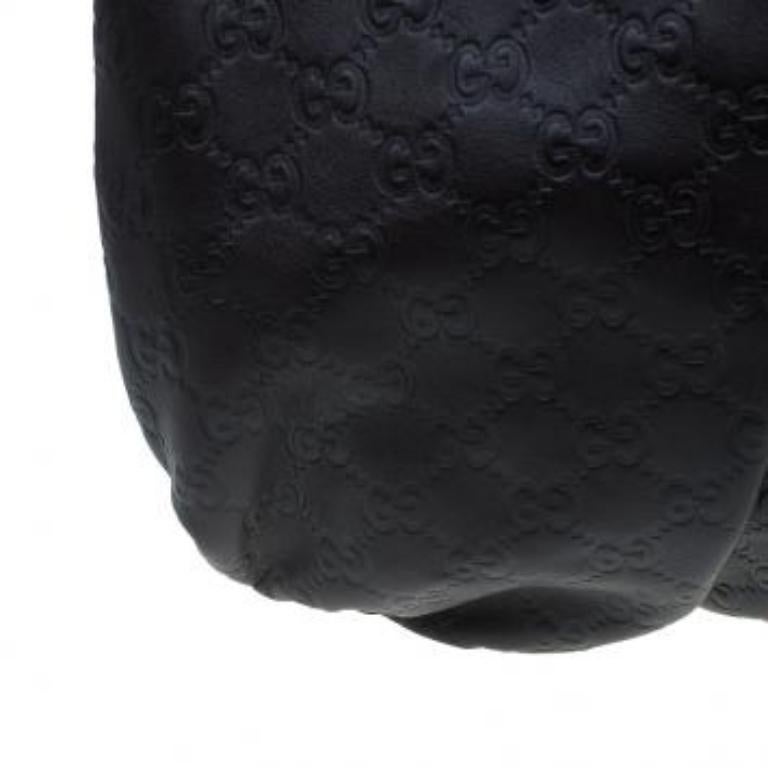 Esta Hysteria Gucci con monograma te permitirá hacer los recados diarios con un aspecto fabuloso. Está confeccionado en piel repujada Guccussima burdeos y acentuado con las emblemáticas crestas doradas de Gucci. El interior está forrado de tela y